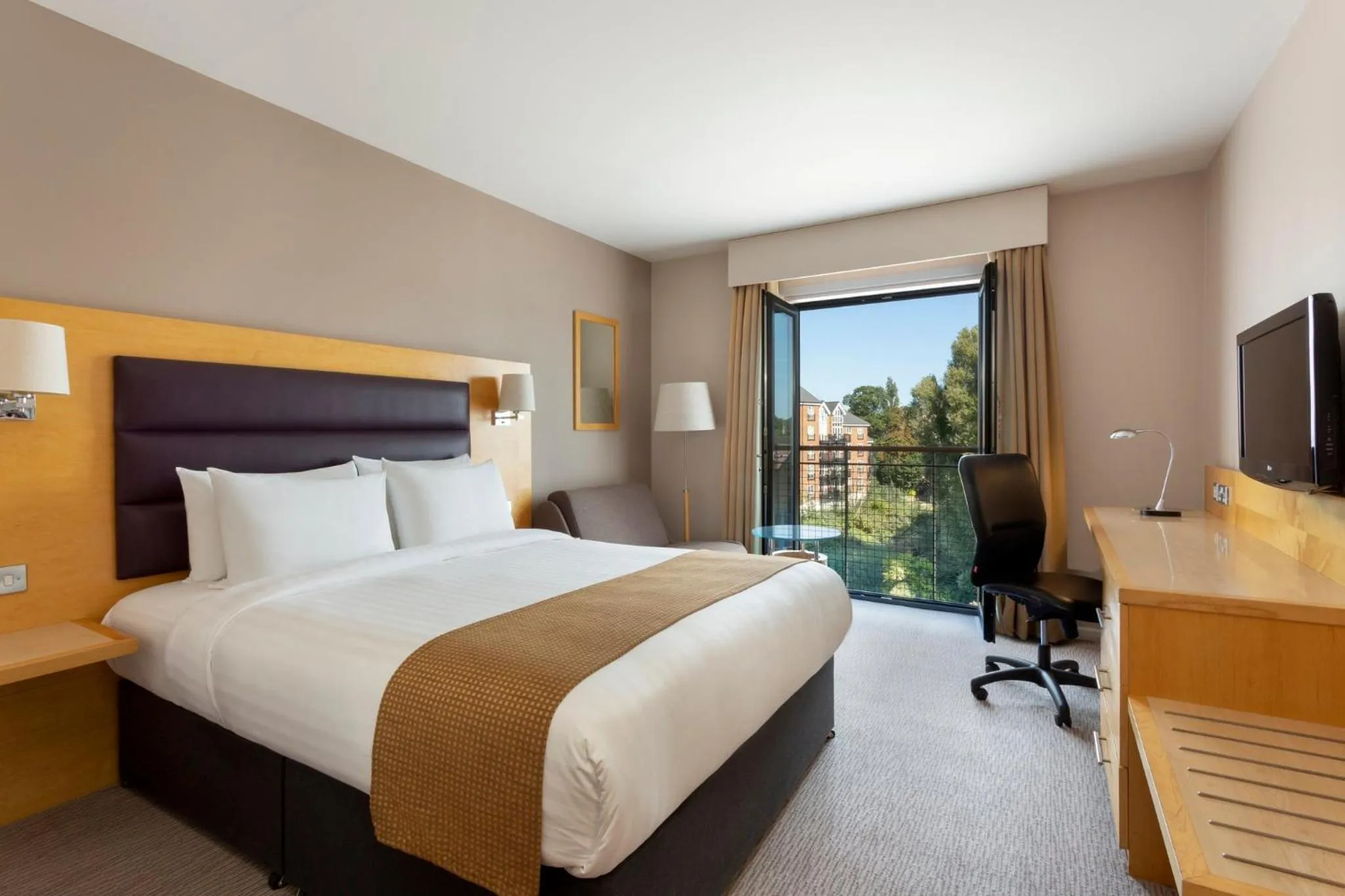 Photo of the whole room, Bed in Holiday Inn London Brentford Lock by IHG