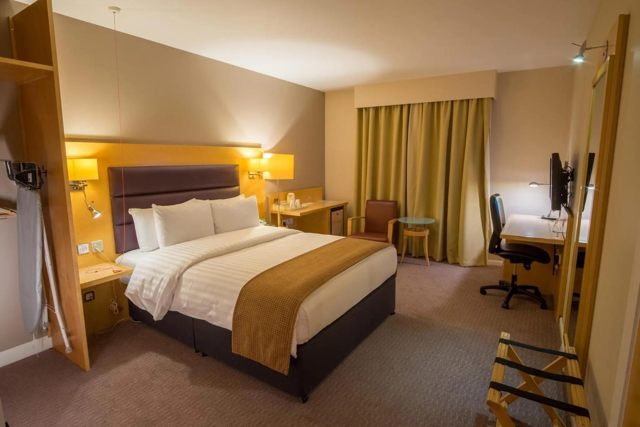 Photo of the whole room, Bed in Holiday Inn London Brentford Lock by IHG