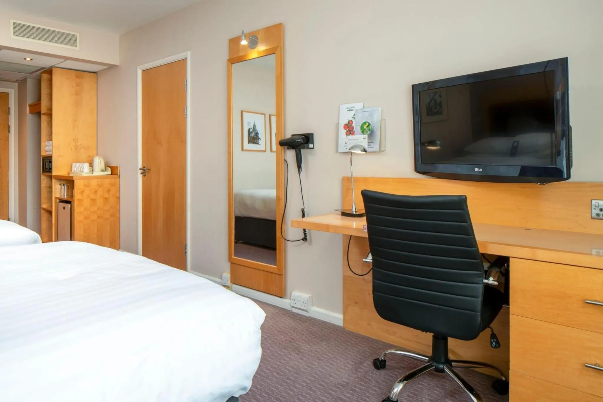 Photo of the whole room, Bed in Holiday Inn London Brentford Lock by IHG