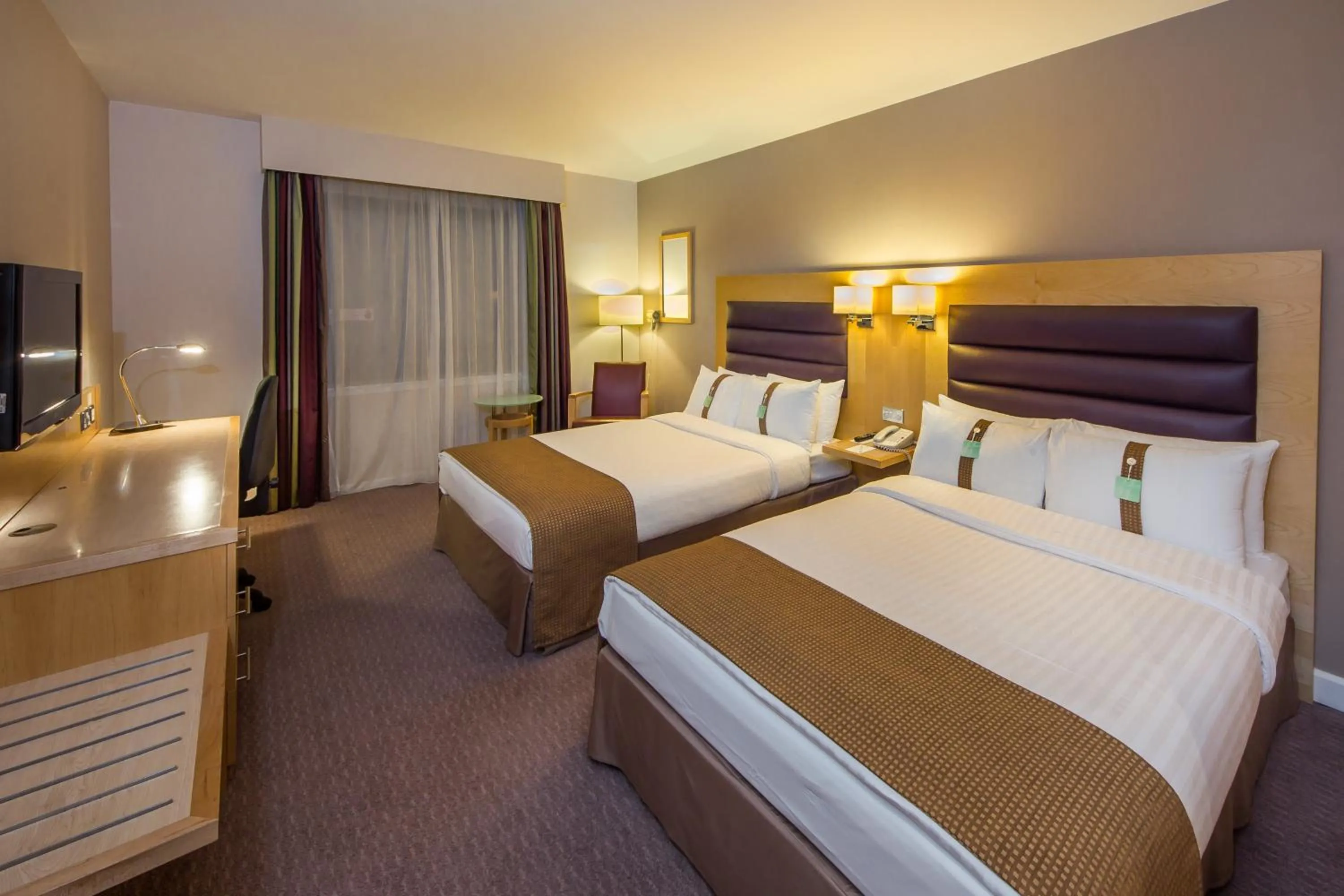 Photo of the whole room, Bed in Holiday Inn London Brentford Lock by IHG