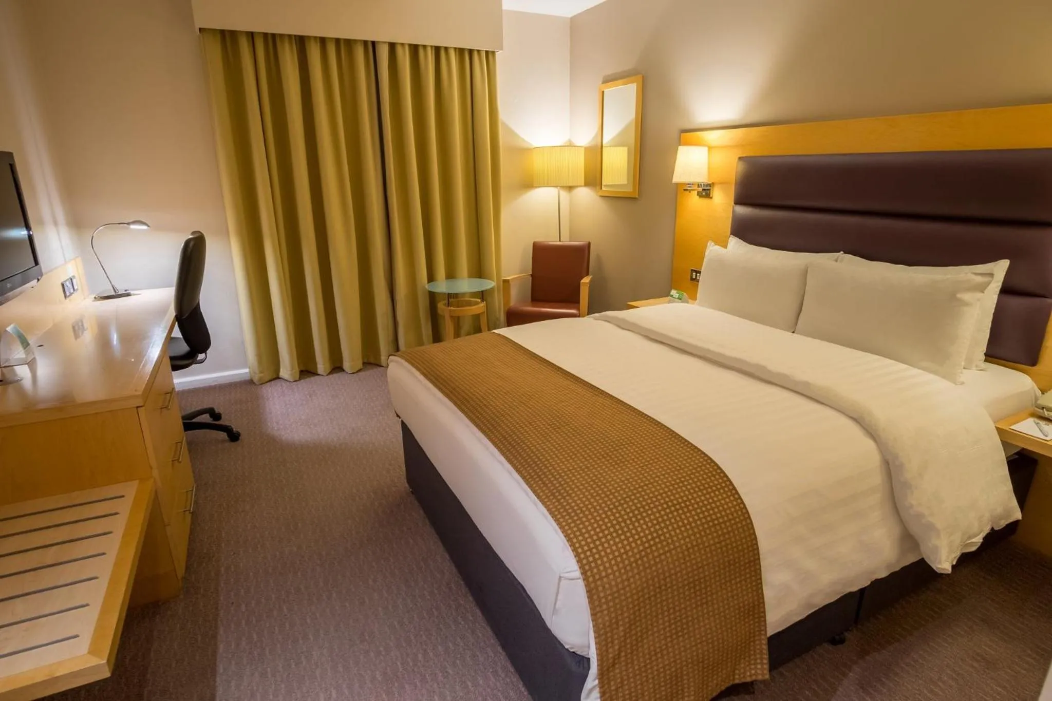 Photo of the whole room, Bed in Holiday Inn London Brentford Lock by IHG