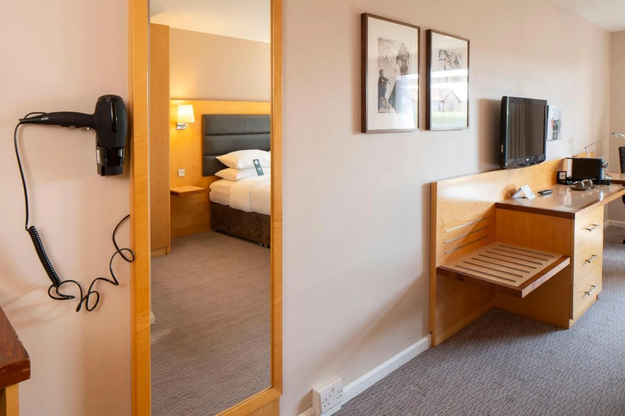 Photo of the whole room, Bed in Holiday Inn London Brentford Lock by IHG