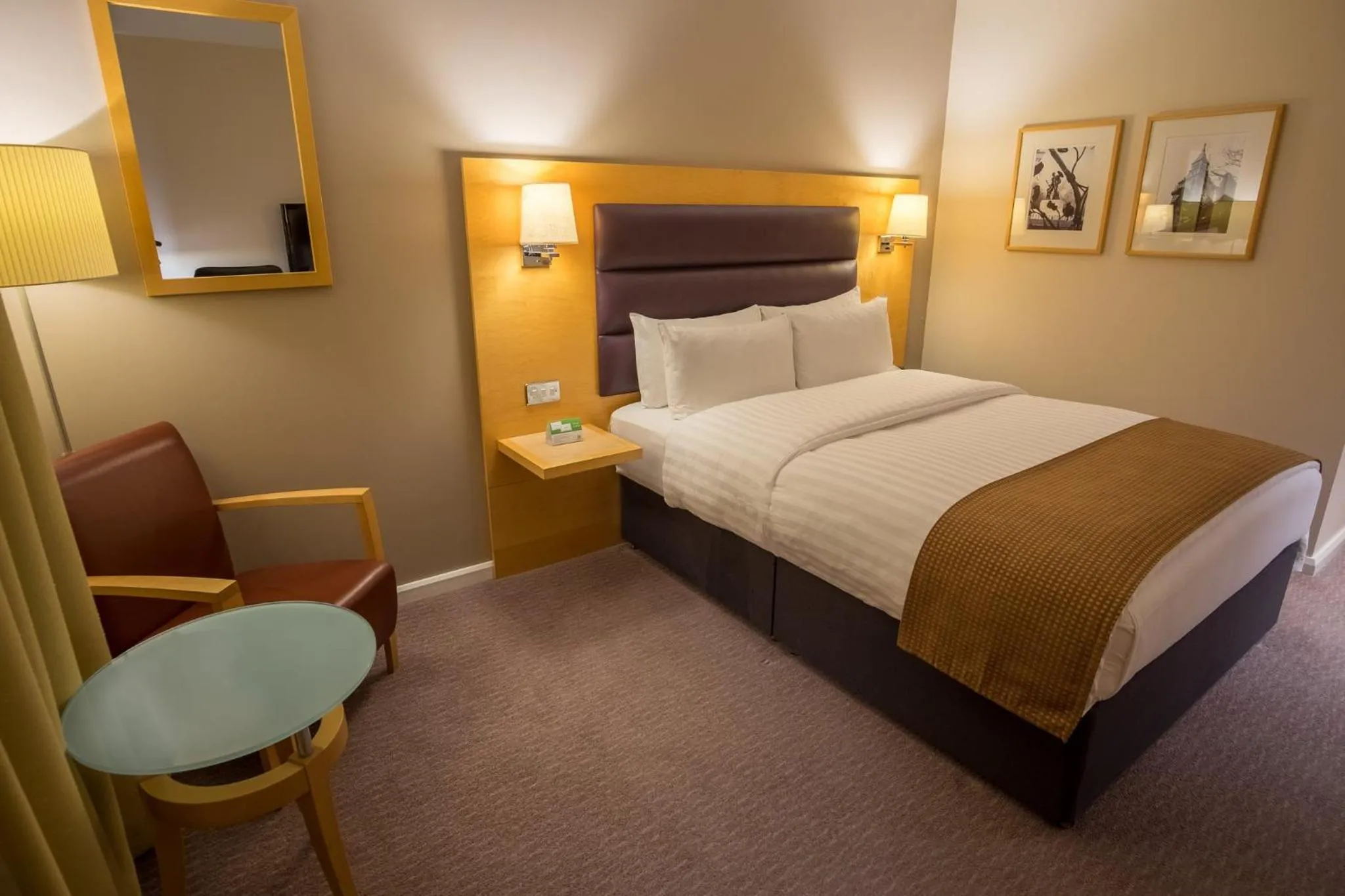 Photo of the whole room, Bed in Holiday Inn London Brentford Lock by IHG