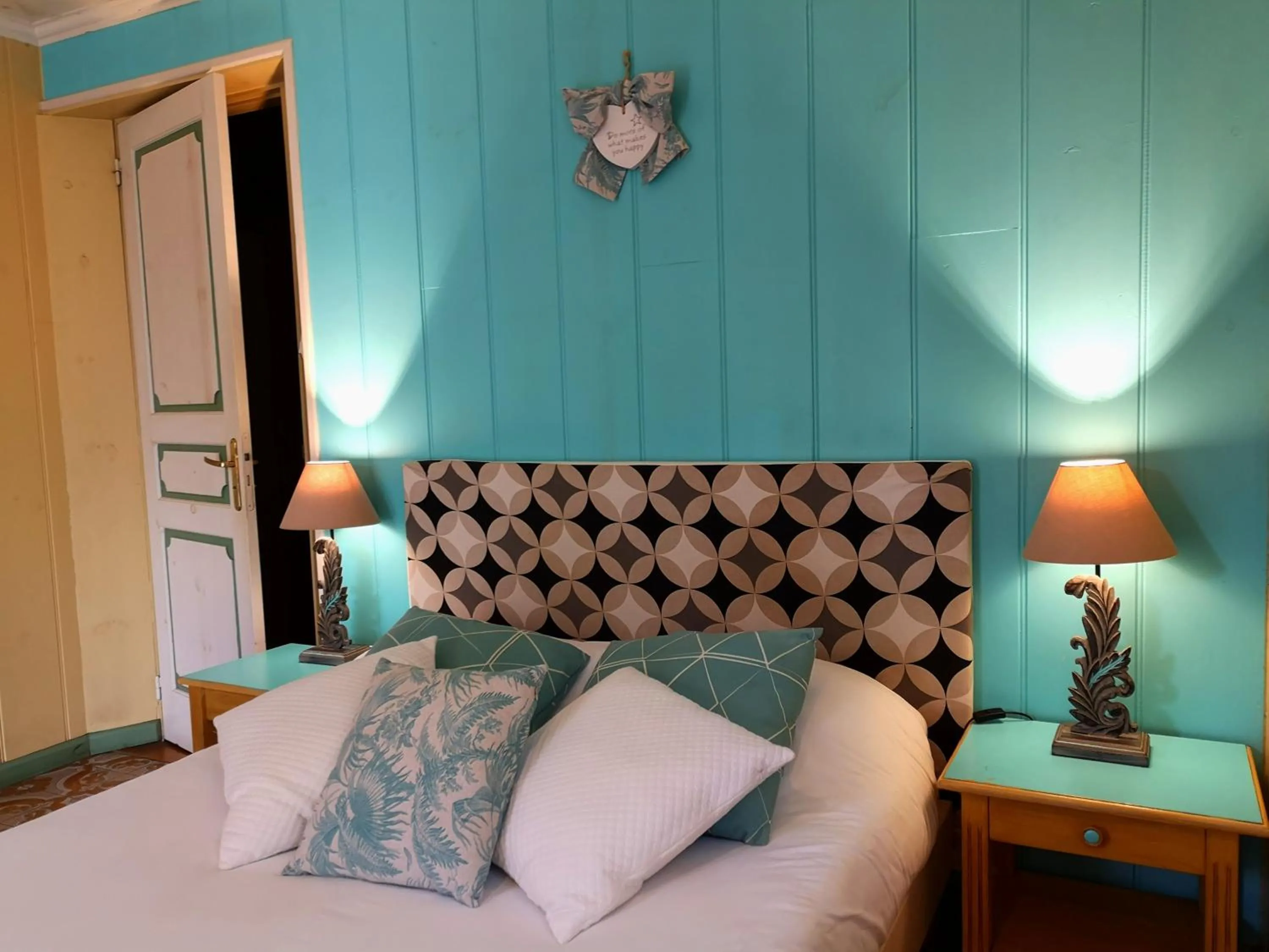 Photo of the whole room, Bed in Case Nyala