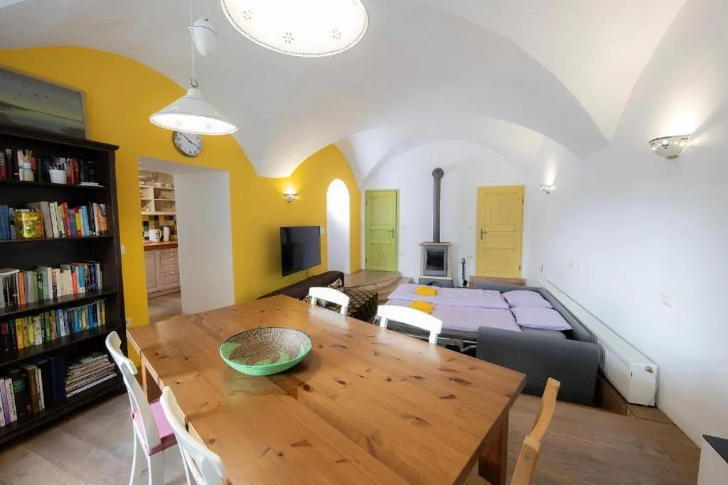 Property building, Bed in Hiša Linhart, Hotel & Restaurant