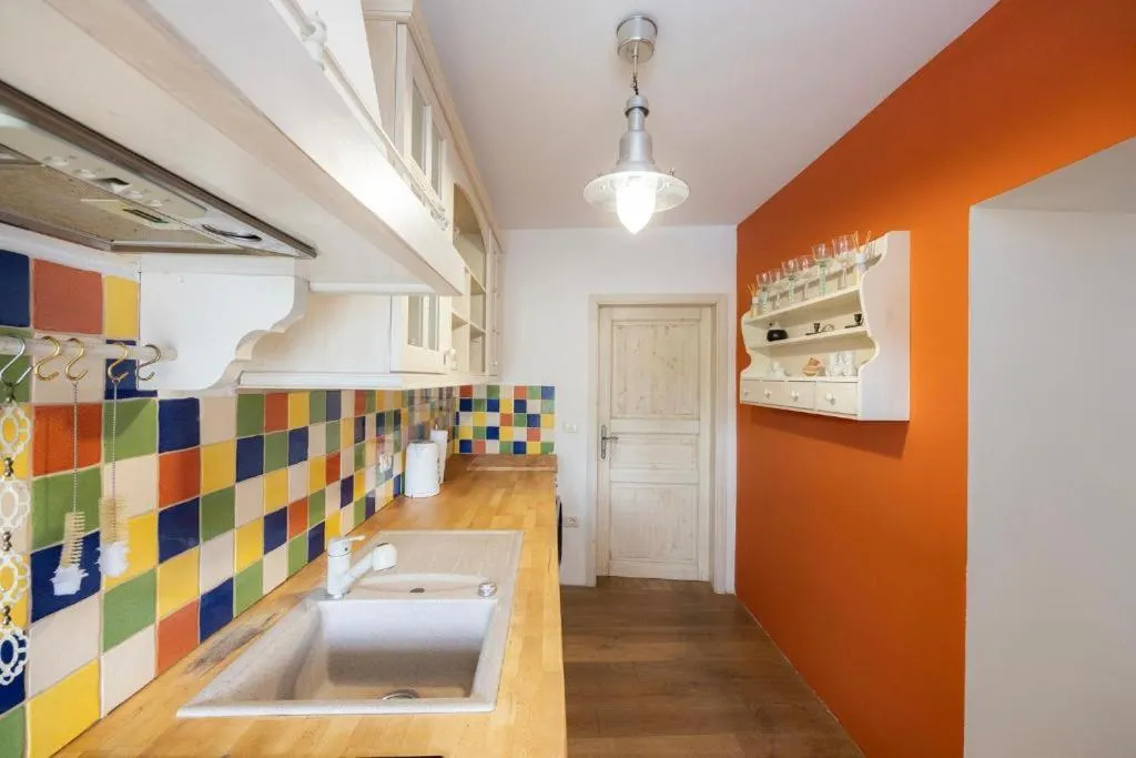 Property building, Bed in Hiša Linhart, Hotel & Restaurant