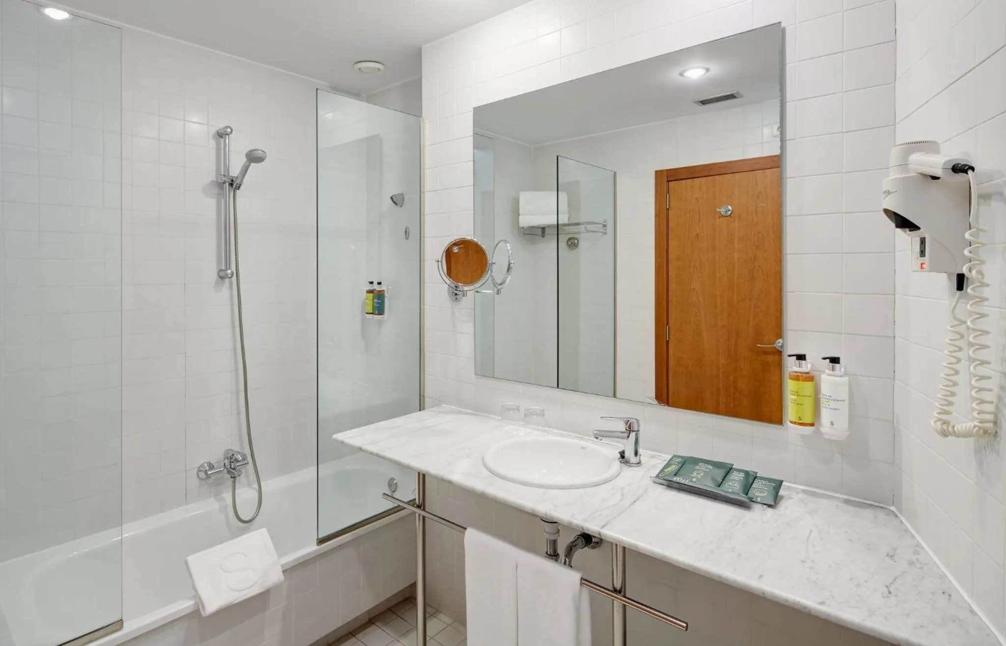 Photo of the whole room in Sercotel Arrahona Sabadell