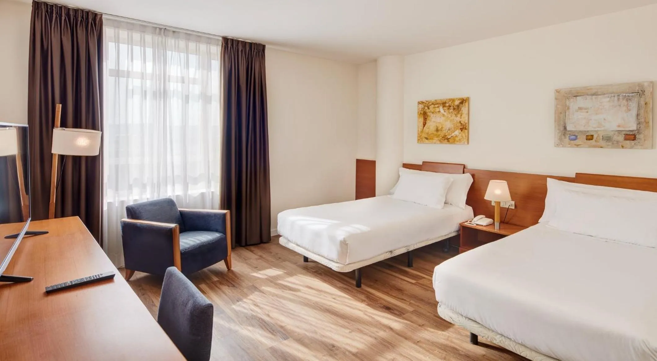 Photo of the whole room, Bed in Sercotel Arrahona Sabadell
