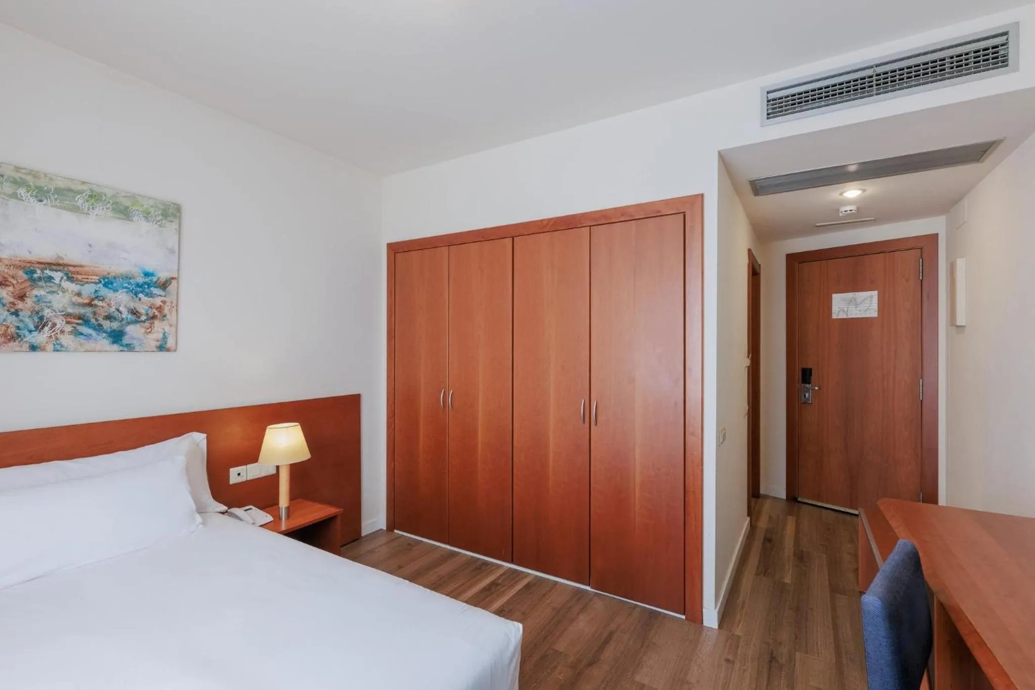 Photo of the whole room, Bed in Sercotel Arrahona Sabadell