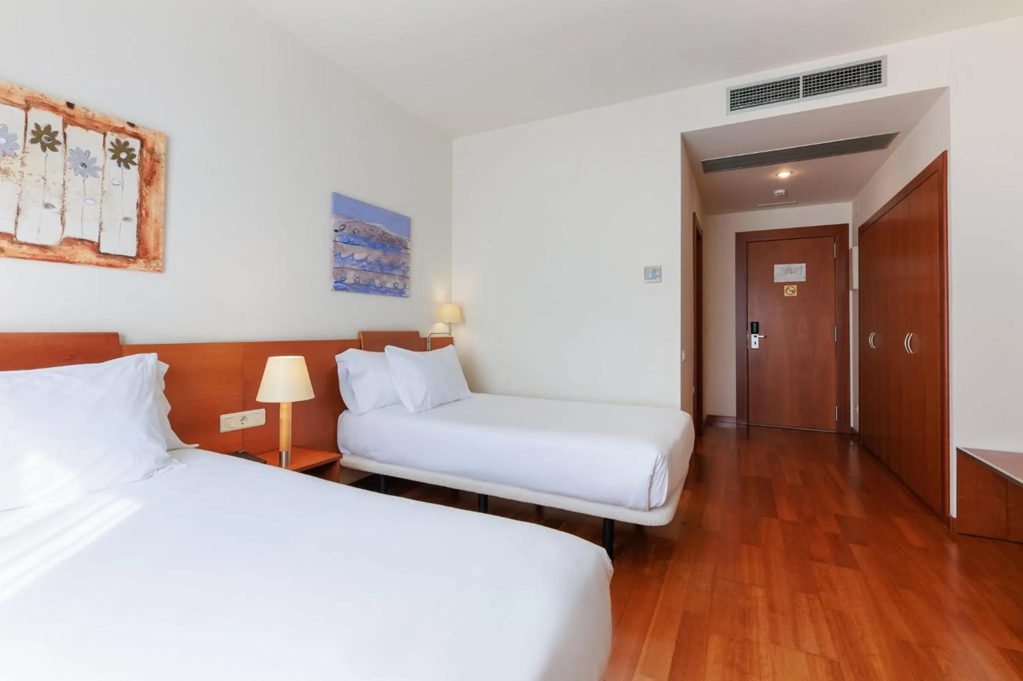 Photo of the whole room, Bed in Sercotel Arrahona Sabadell