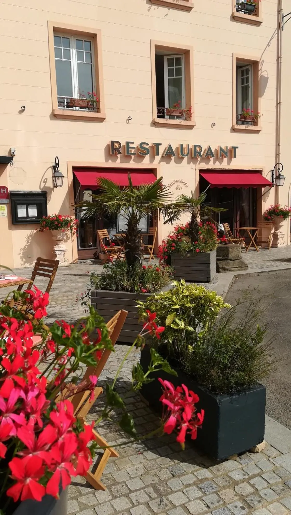 Restaurant/places to eat in Hôtel de Bretagne Dol centre ville - Hotel et Restaurant