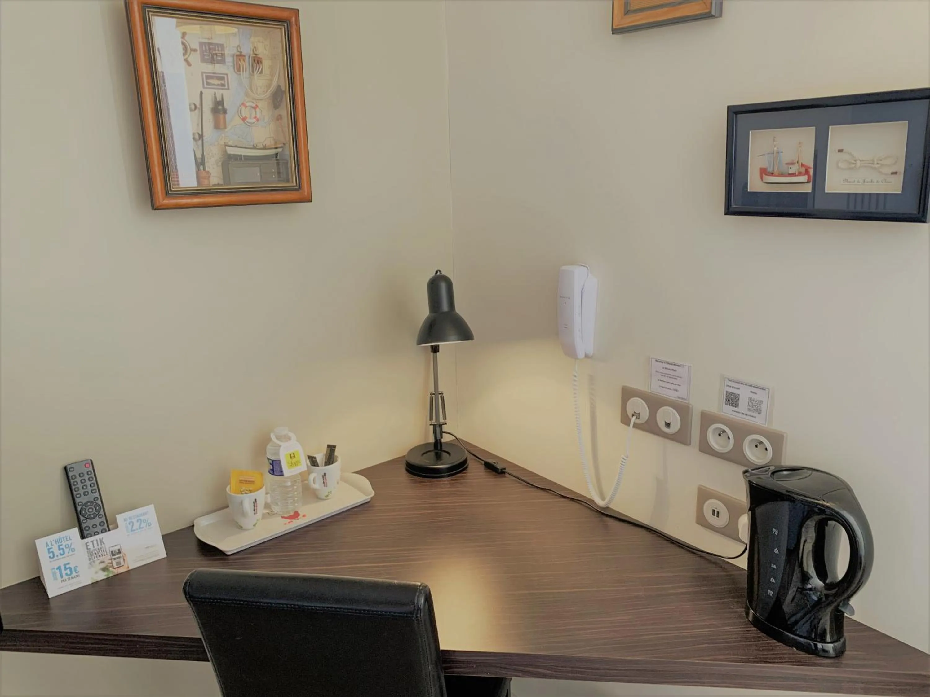 Seating area in Hôtel de Bretagne Dol centre ville - Hotel et Restaurant