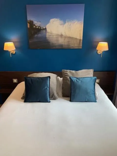 Bedroom, Bed in Hôtel de Bretagne Dol centre ville - Hotel et Restaurant