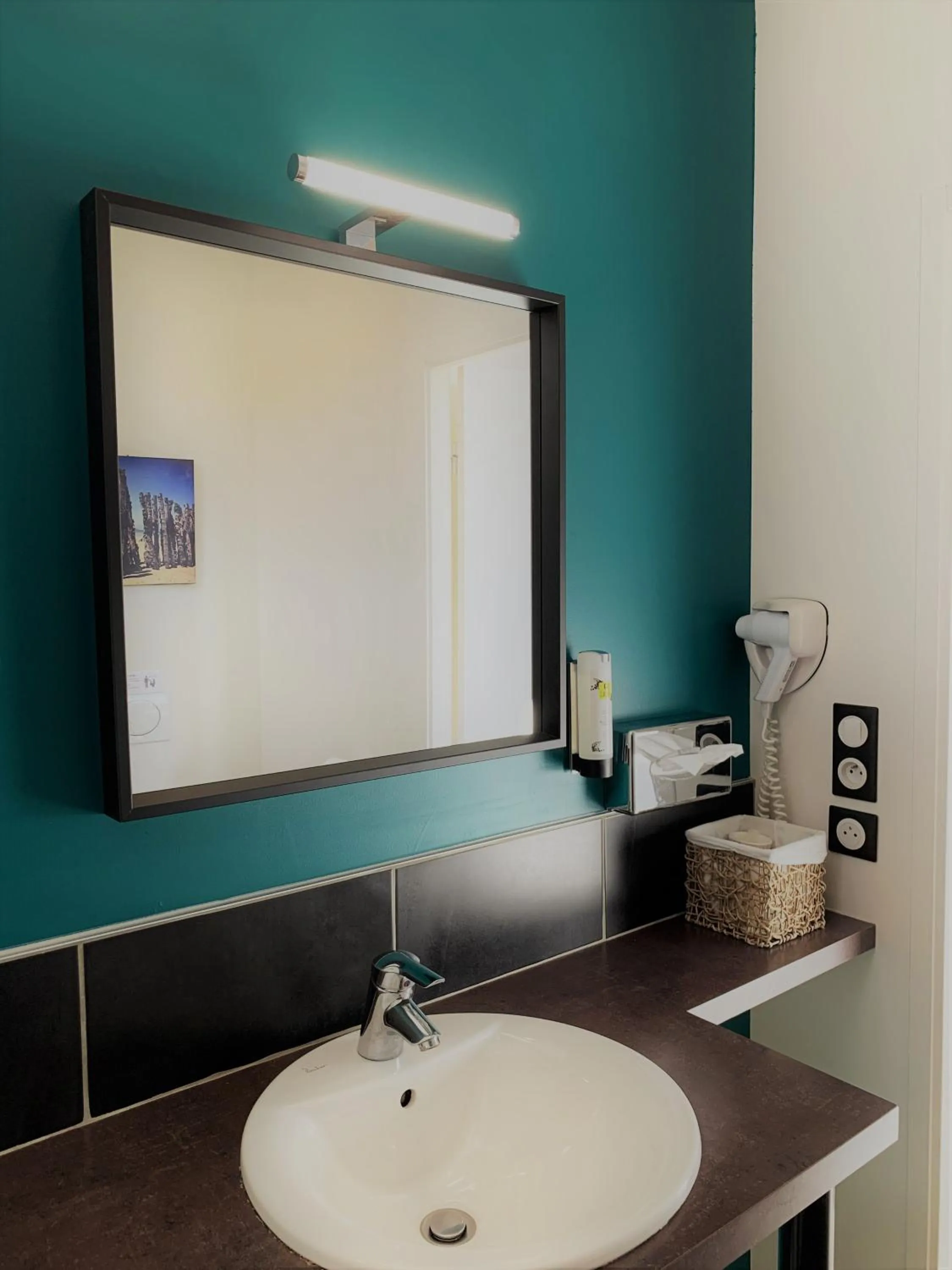 Bathroom in Hôtel de Bretagne Dol centre ville - Hotel et Restaurant