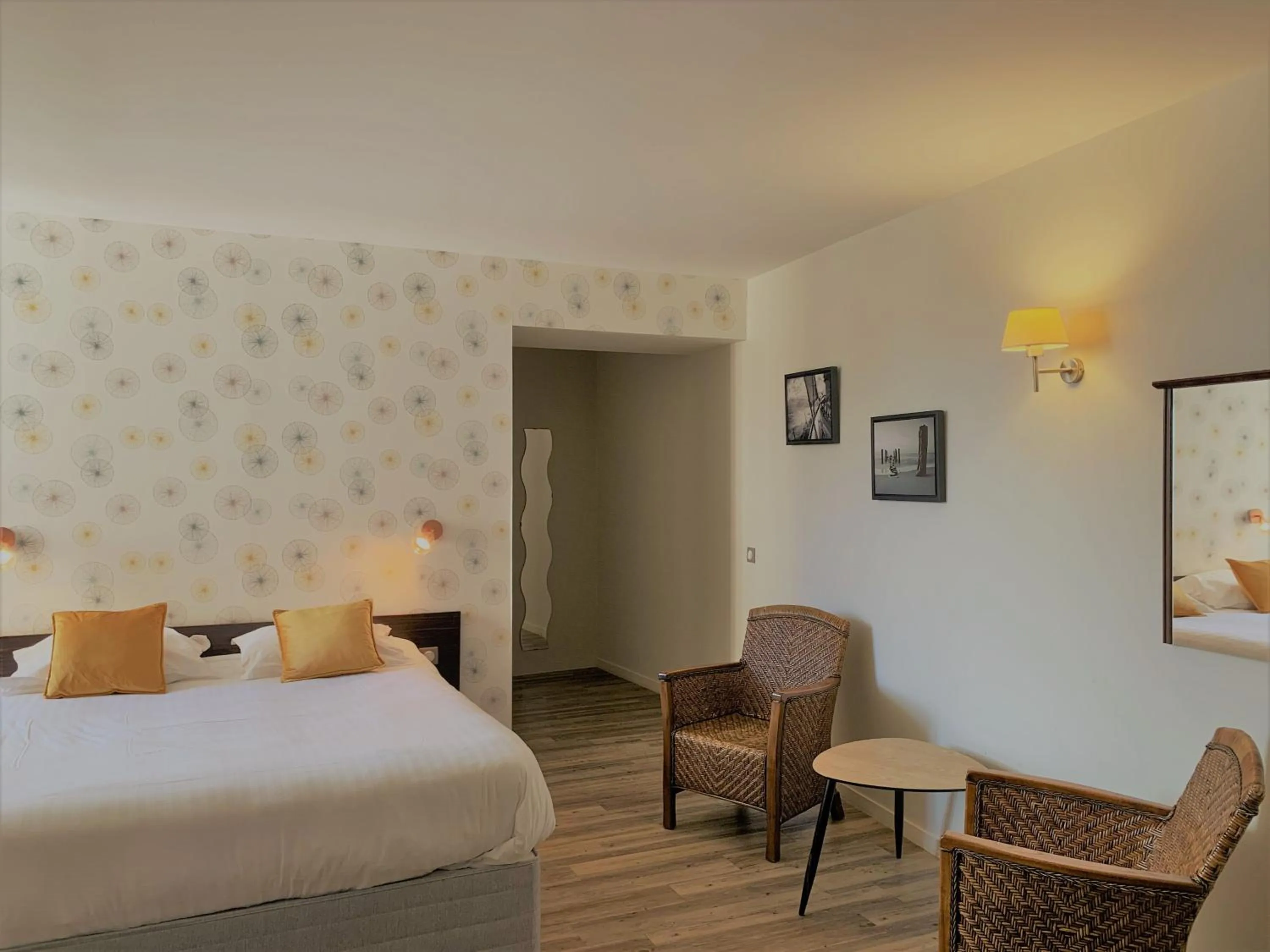 Photo of the whole room, Bed in Hôtel de Bretagne Dol centre ville - Hotel et Restaurant