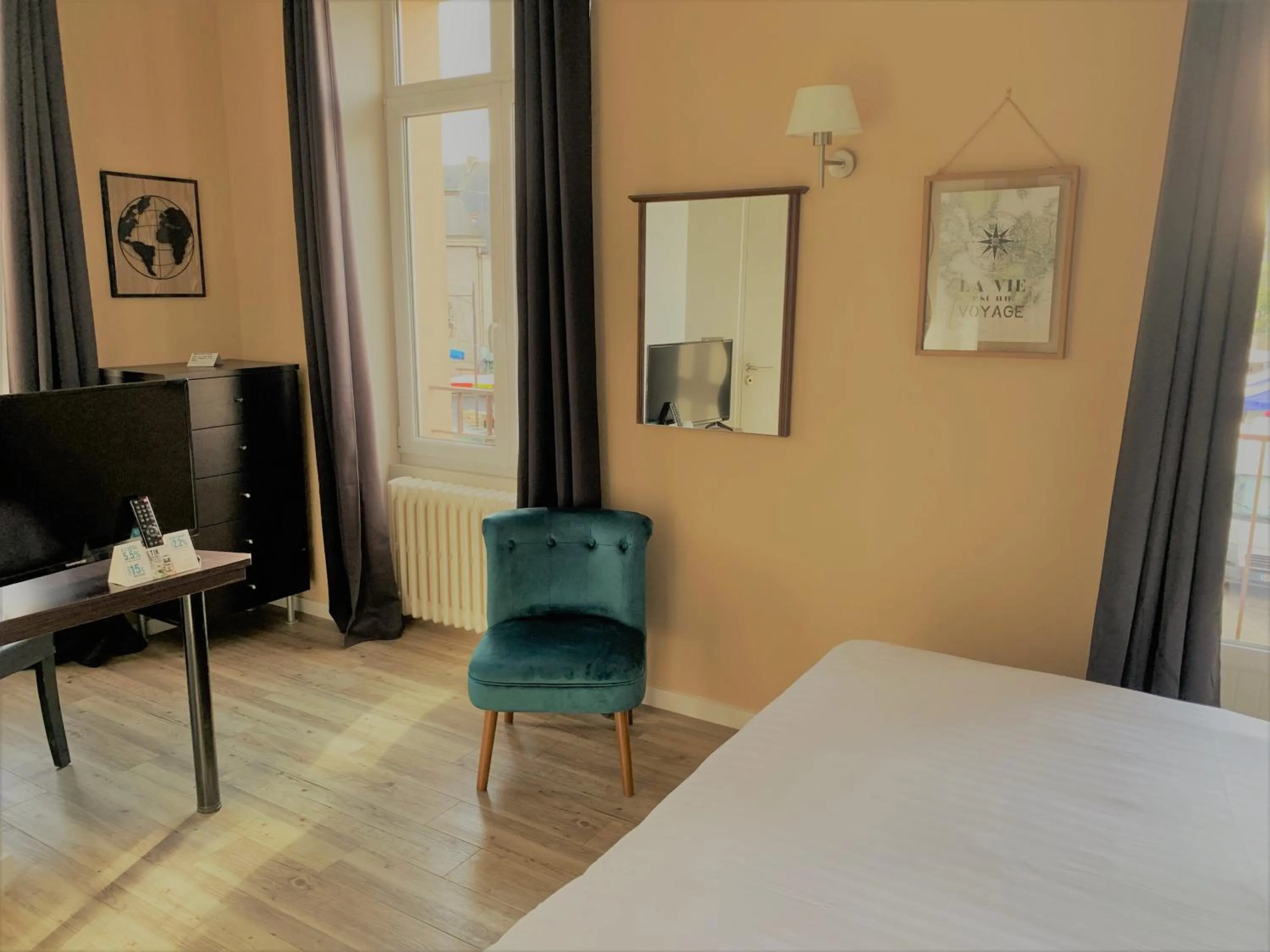 Bedroom, Bed in Hôtel de Bretagne Dol centre ville - Hotel et Restaurant