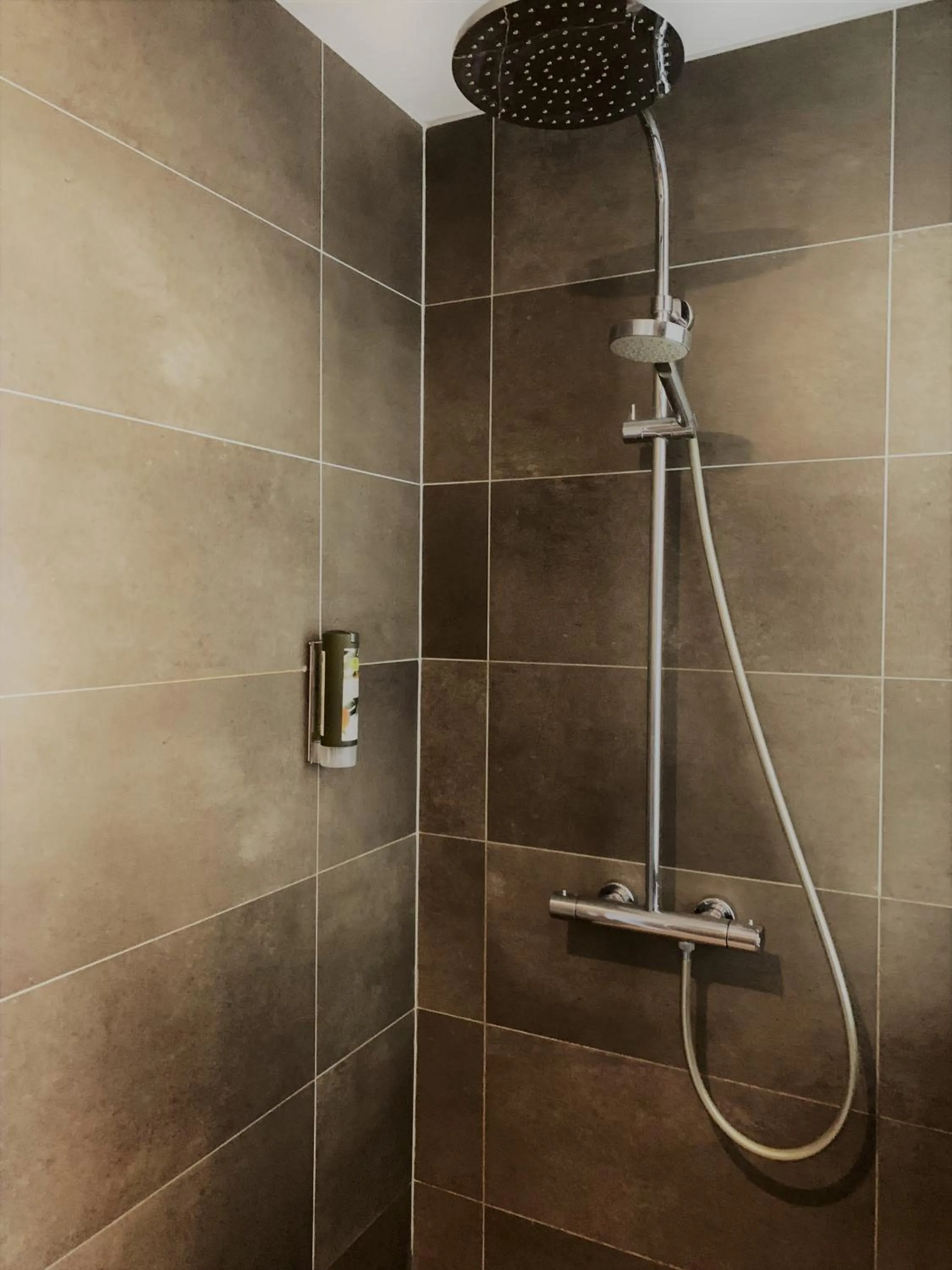 Shower in Hôtel de Bretagne Dol centre ville - Hotel et Restaurant