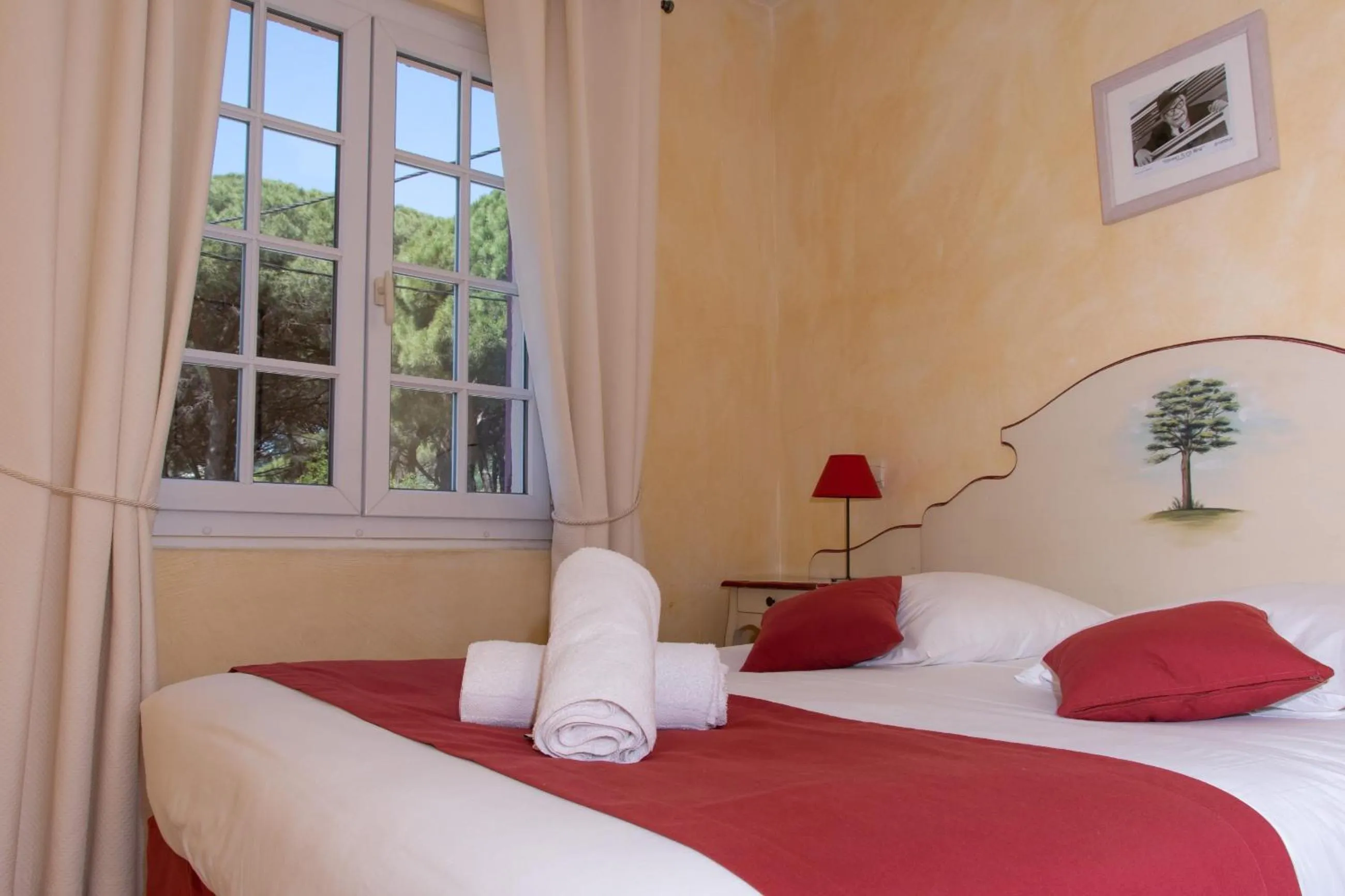 Bedroom, Bed in Hôtel & Spa La Villa