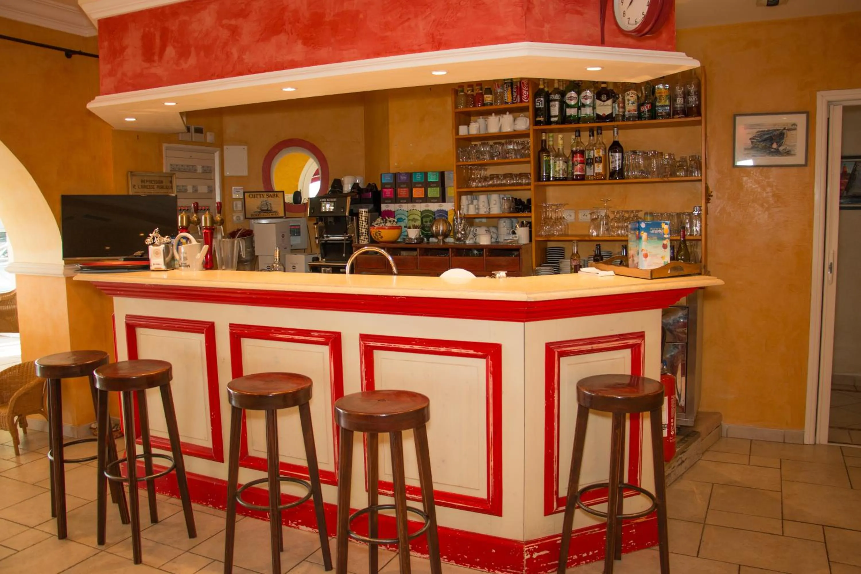 Coffee/tea facilities in Hôtel & Spa La Villa