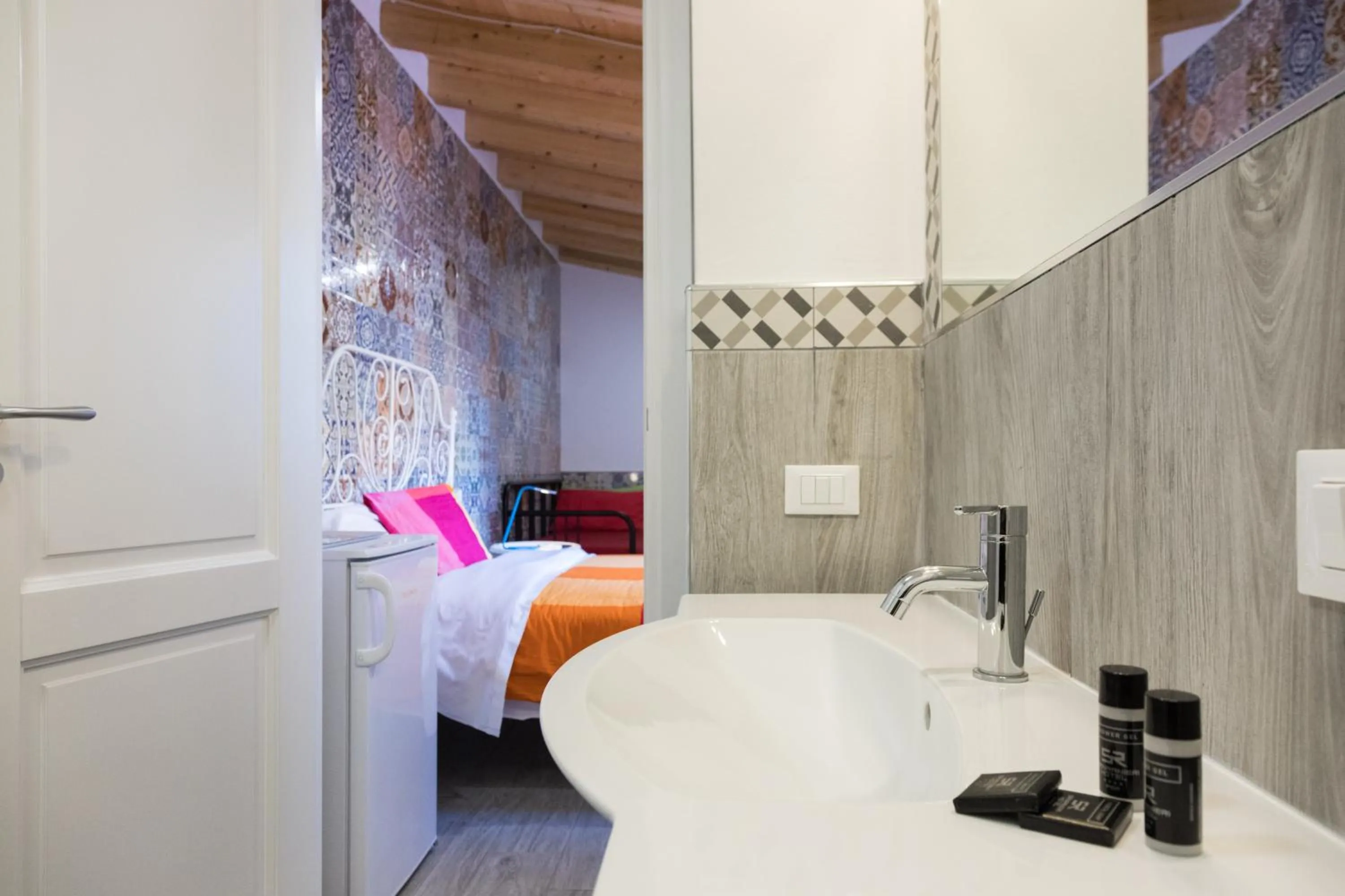 Bathroom, Bed in Nonna Anna Rooms