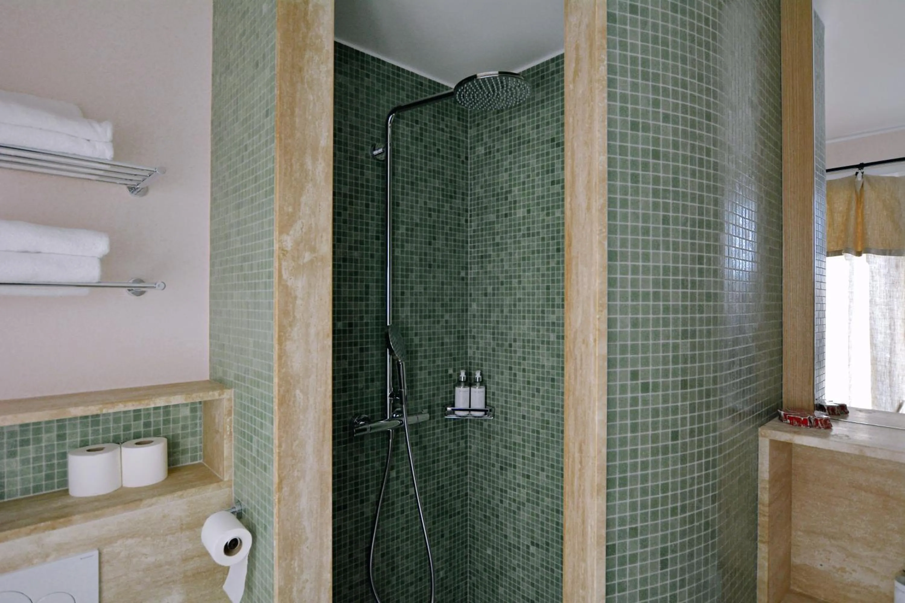 Shower in Hôtel Lucien