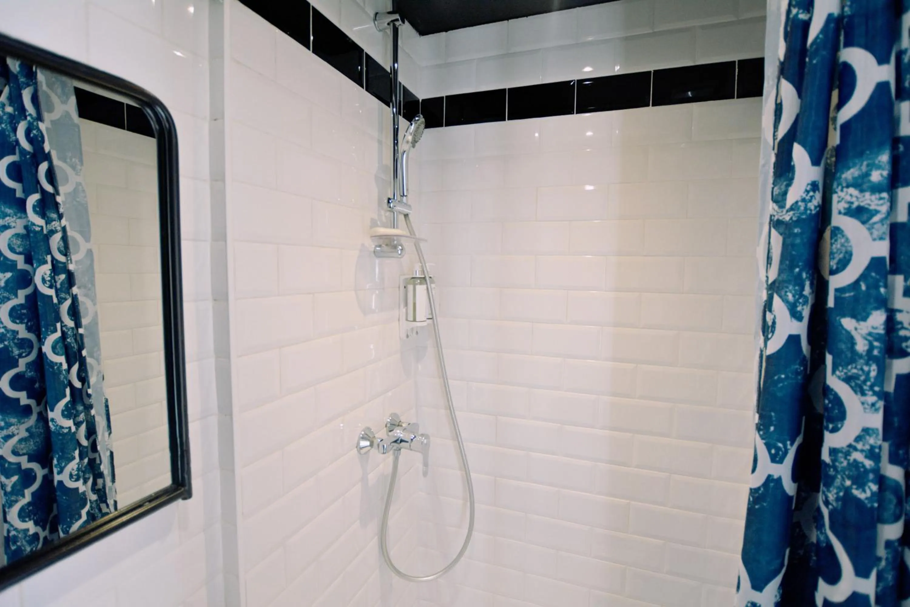 Shower in Hôtel Lucien