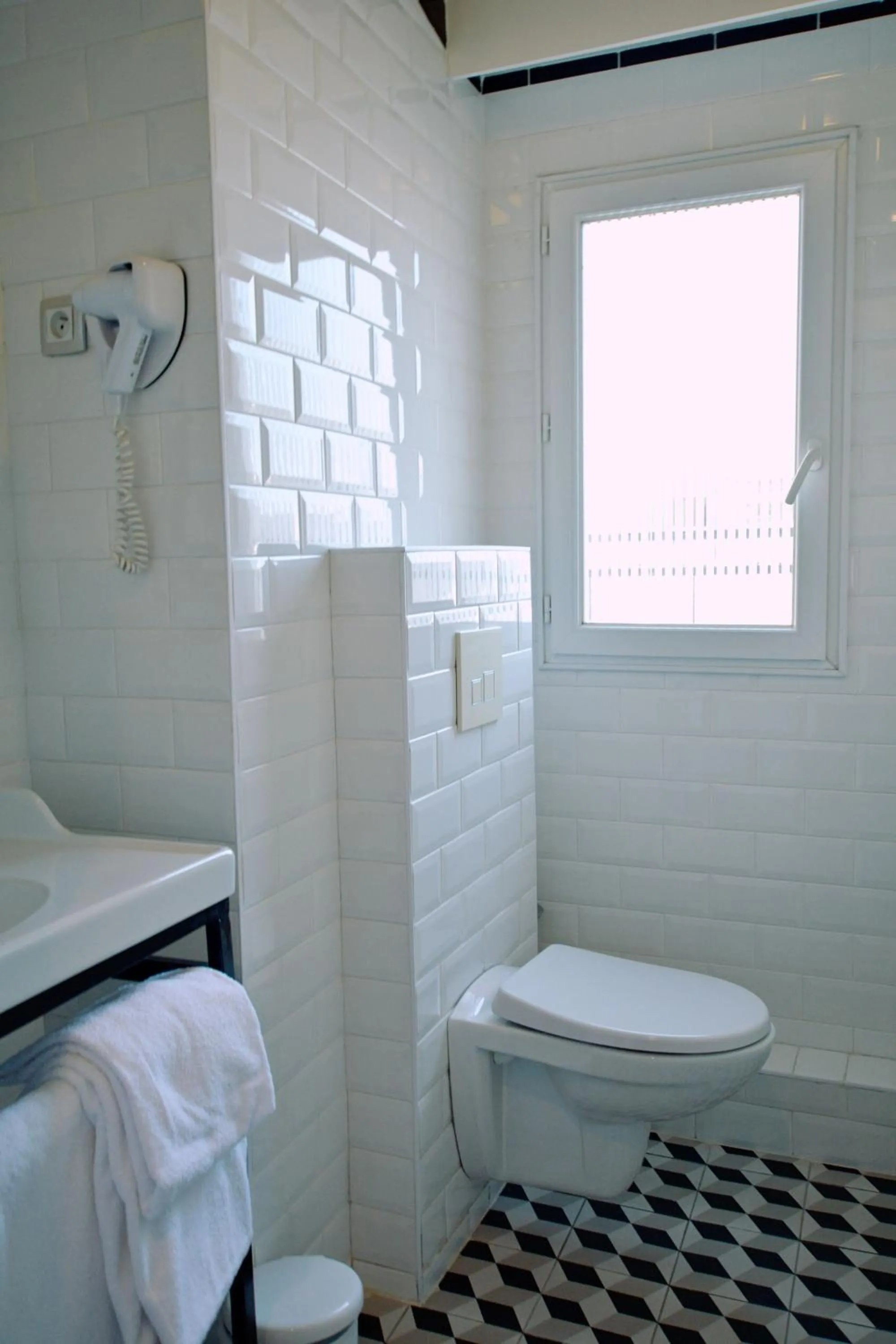 Toilet in Hôtel Lucien