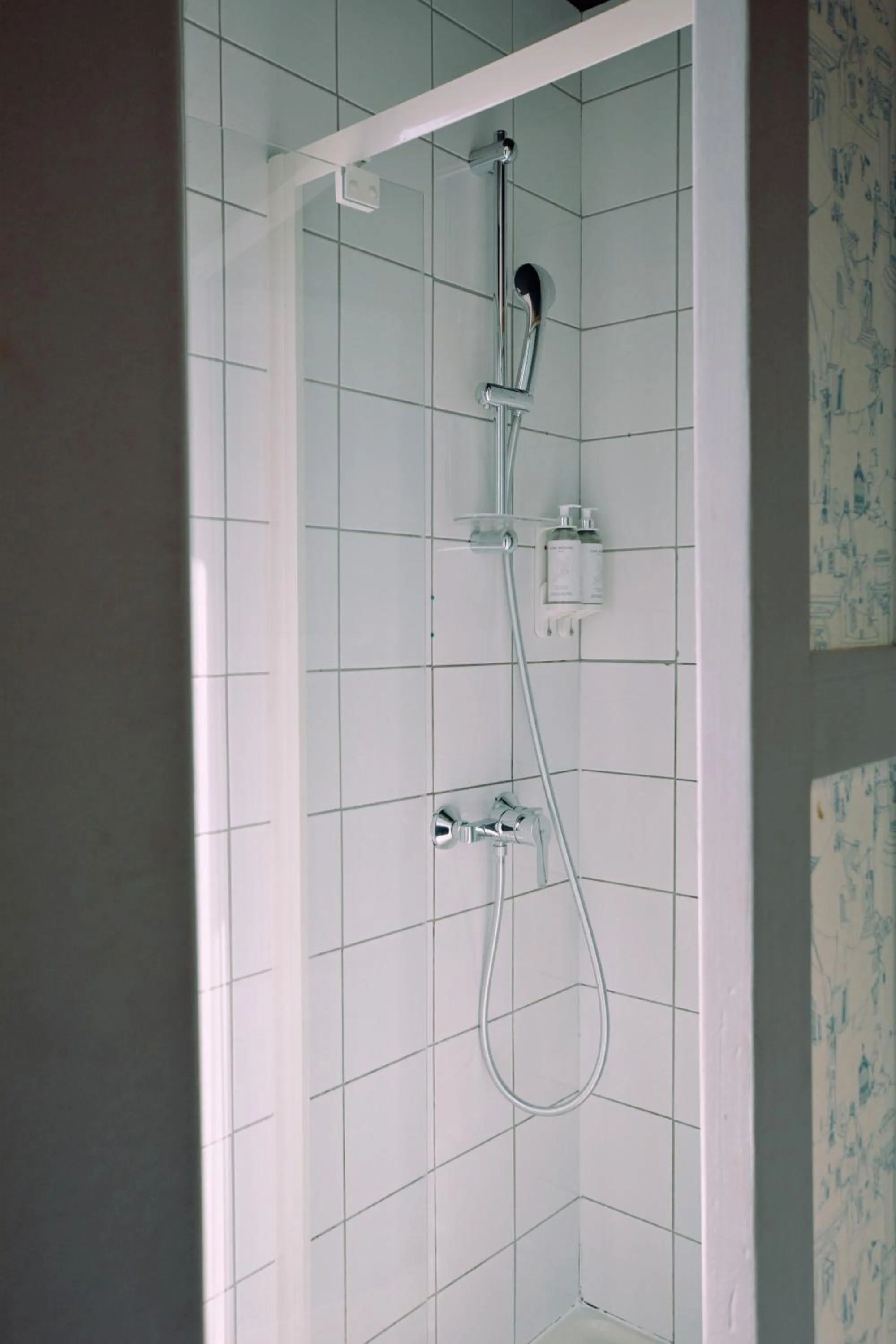 Shower in Hôtel Lucien