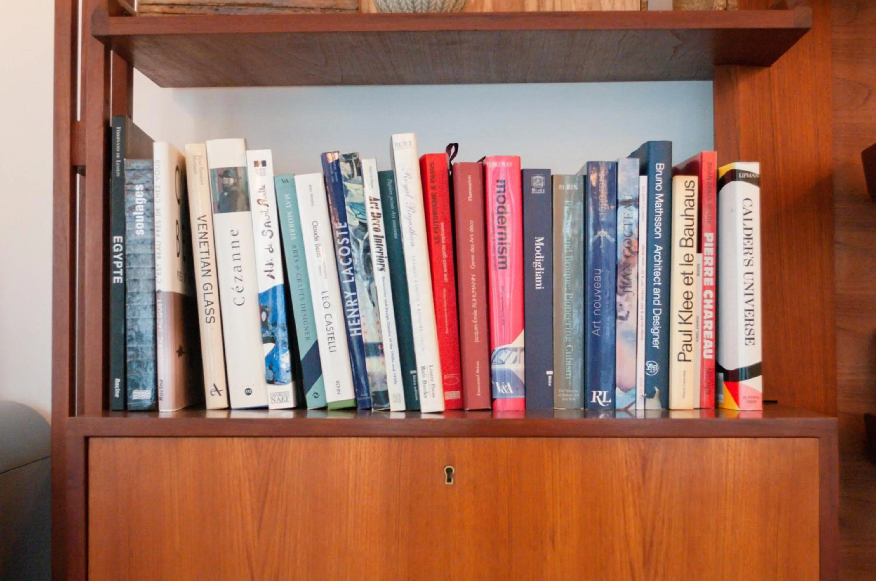 Library in Hôtel Lucien