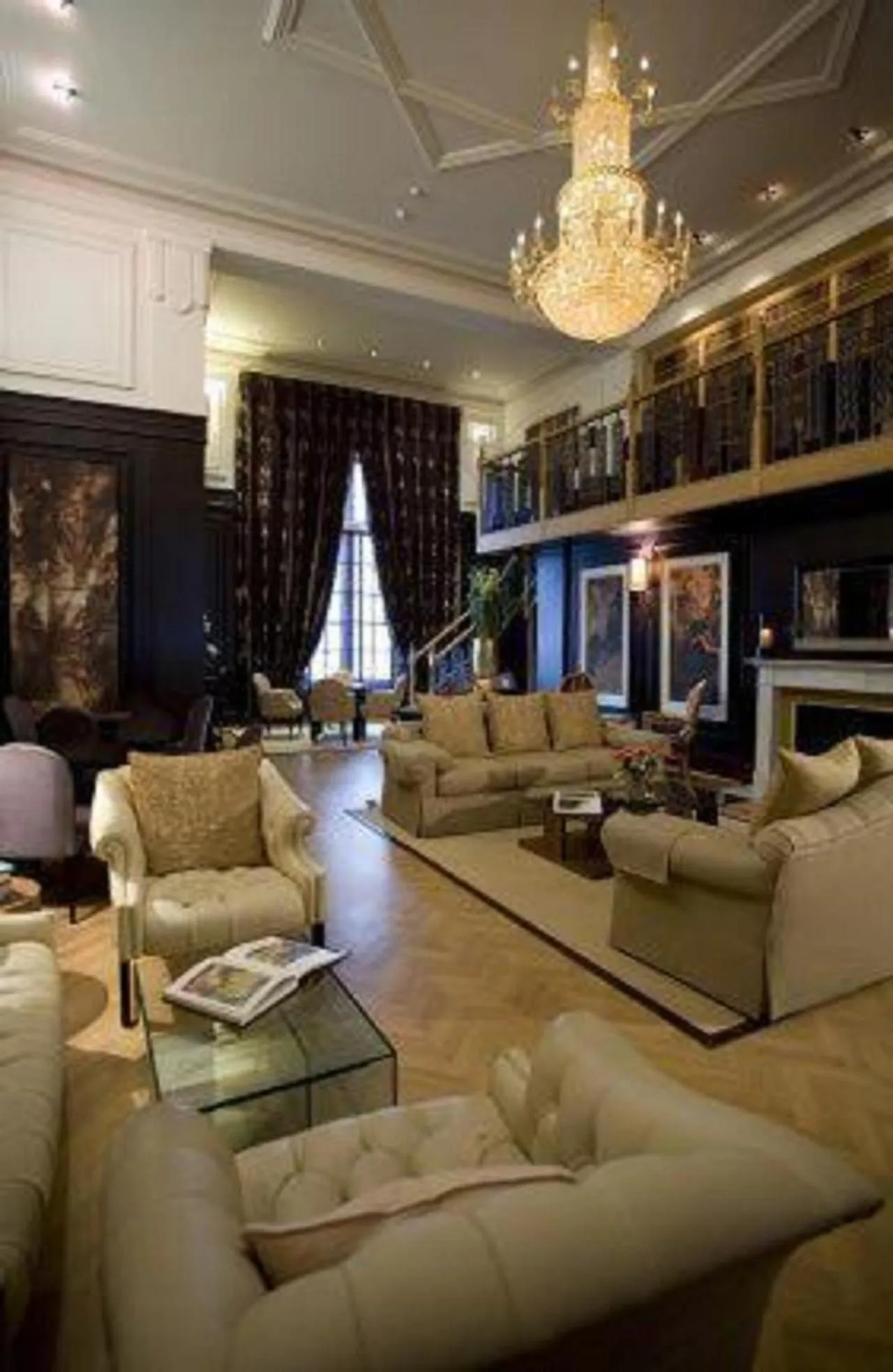 Communal lounge/ TV room in Cavendish Hotel