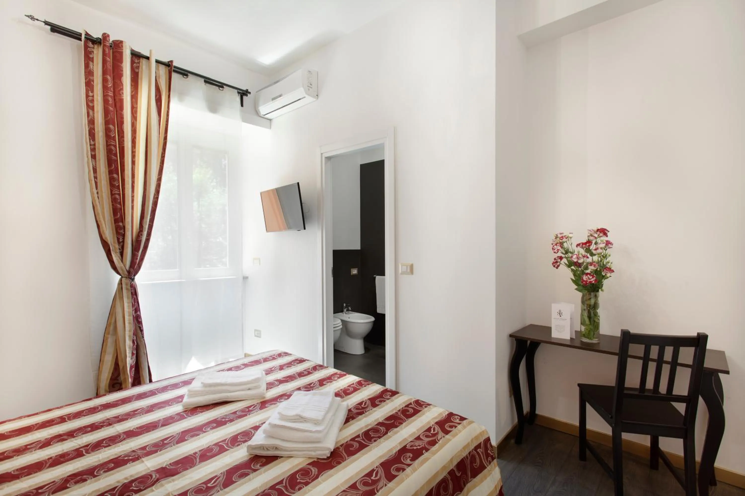 Photo of the whole room, Bed in Secret Rhome