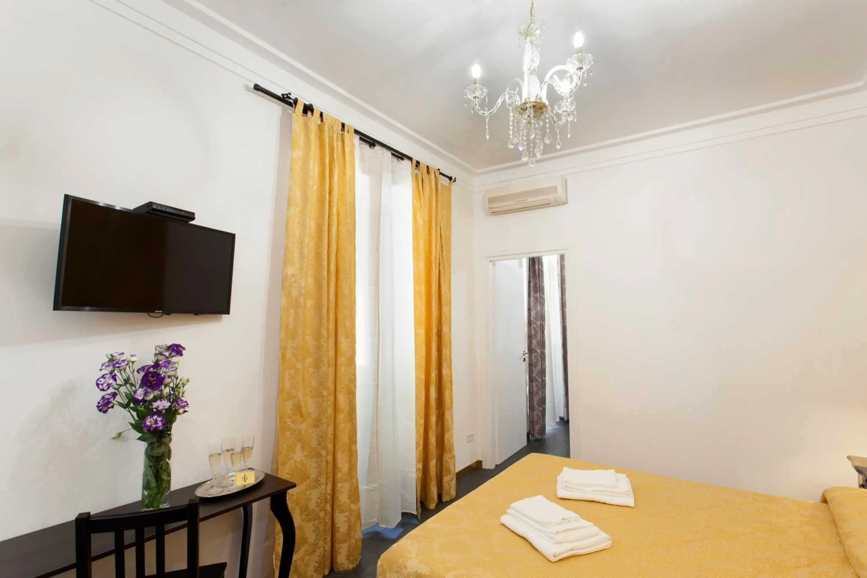 Photo of the whole room, Bed in Secret Rhome