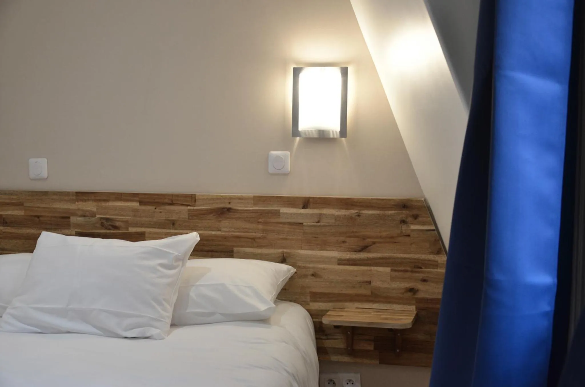 Bedroom, Bed in Hôtel De La Perdrix Rouge