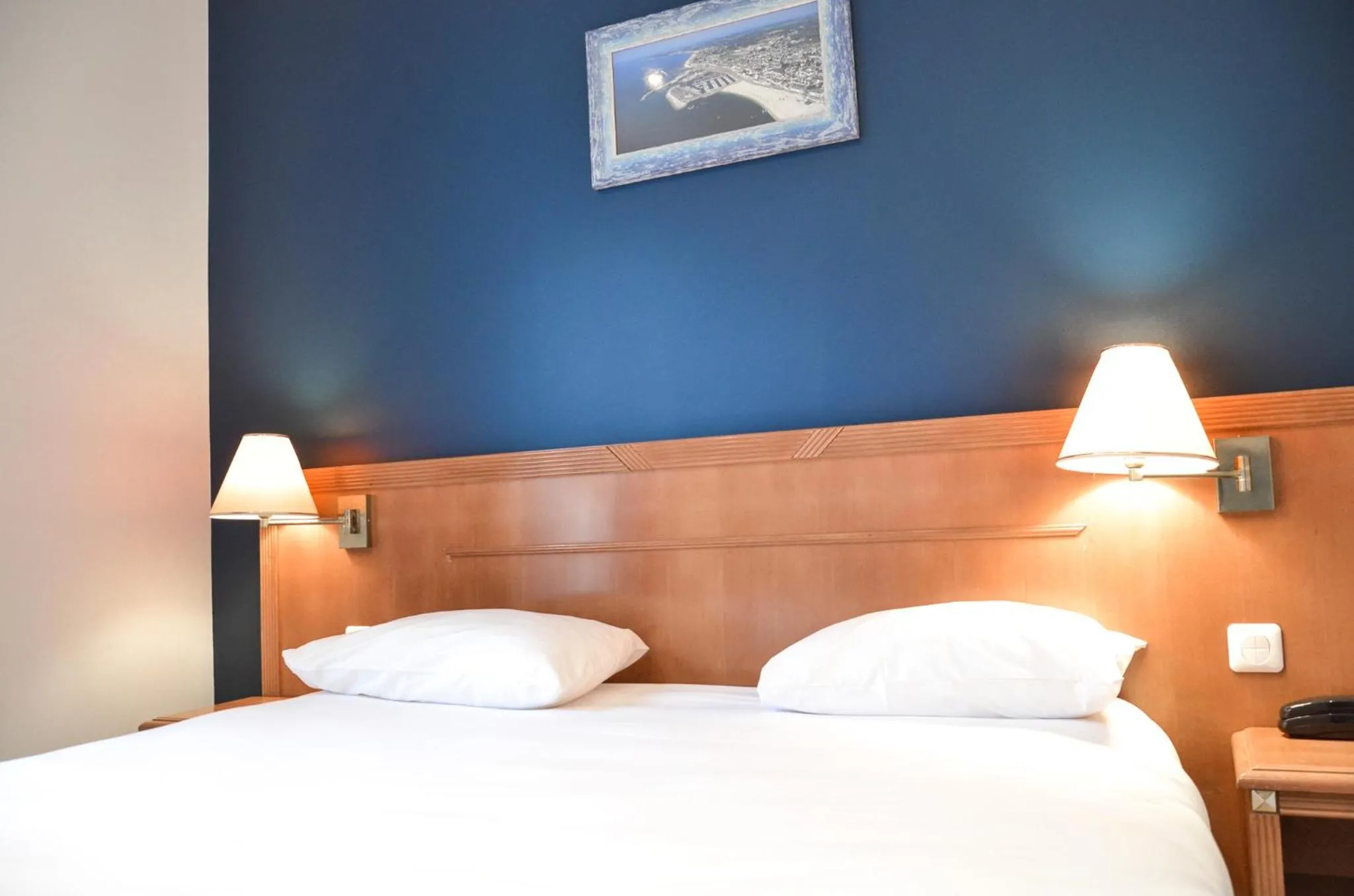 Bedroom, Bed in Hôtel De La Perdrix Rouge