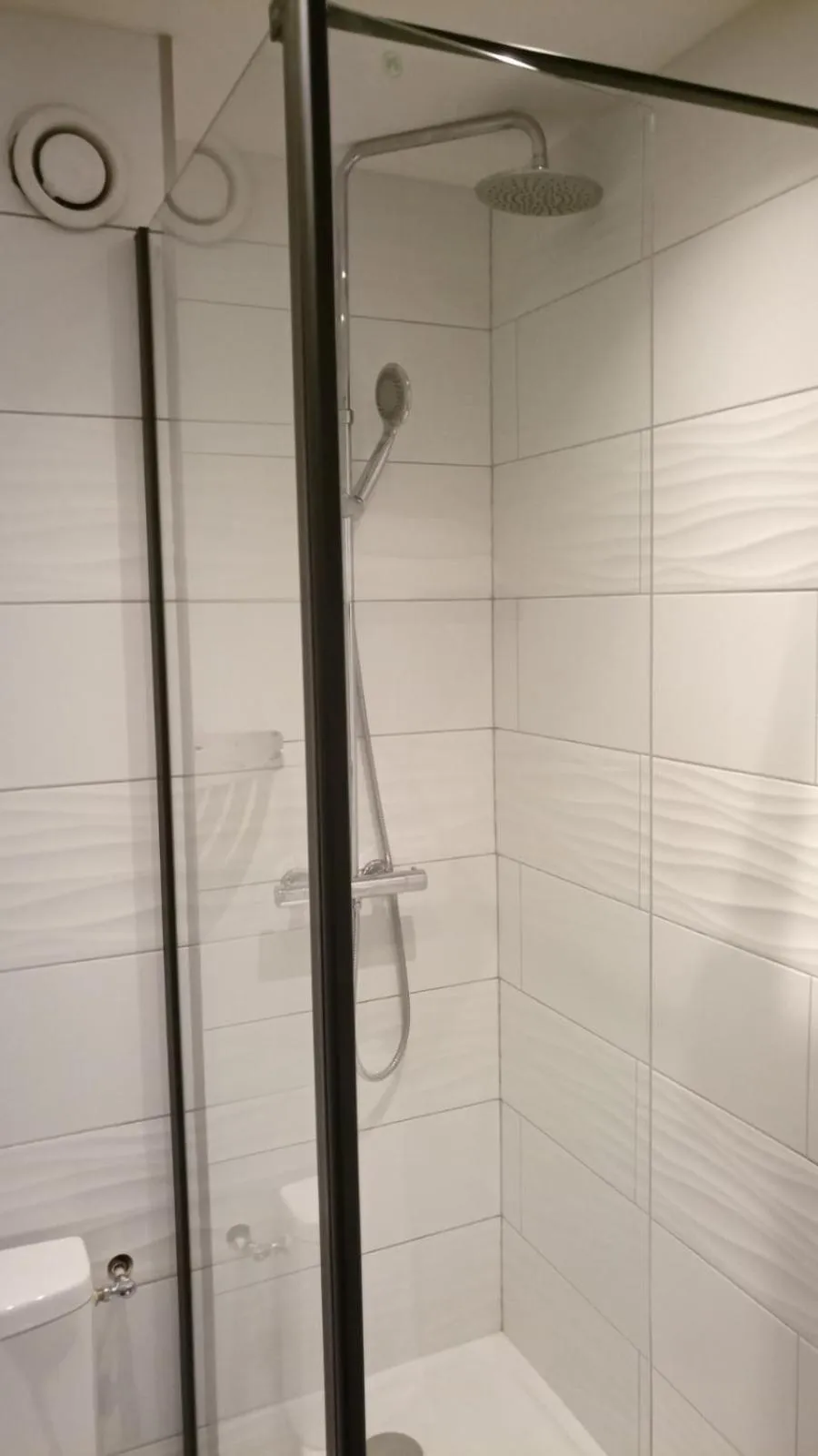 Shower in Hôtel De La Perdrix Rouge