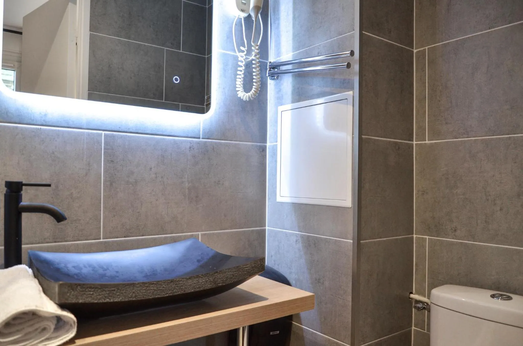 Bathroom in Hôtel De La Perdrix Rouge