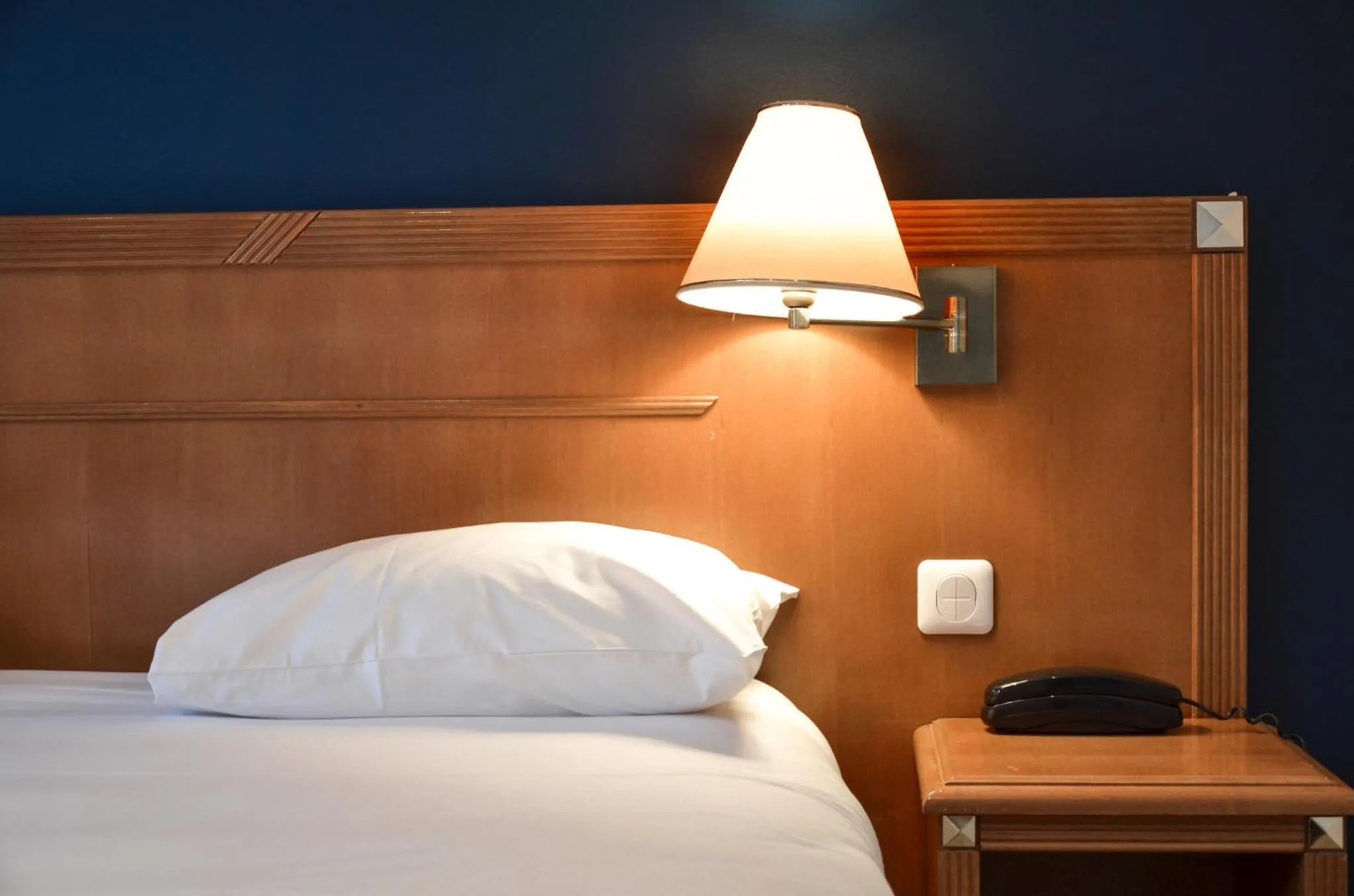 Bedroom, Bed in Hôtel De La Perdrix Rouge
