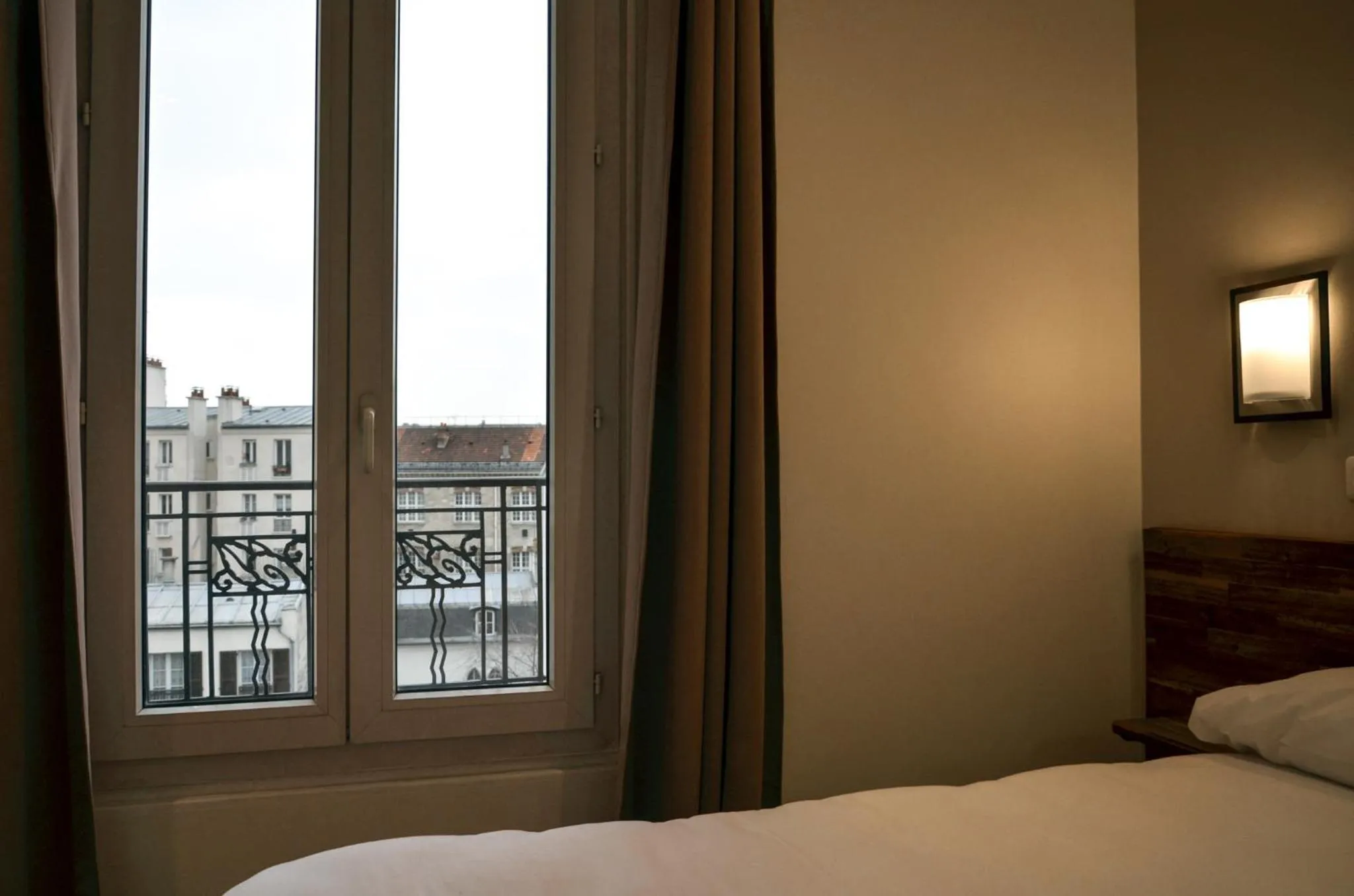 Inner courtyard view, Bed in Hôtel De La Perdrix Rouge