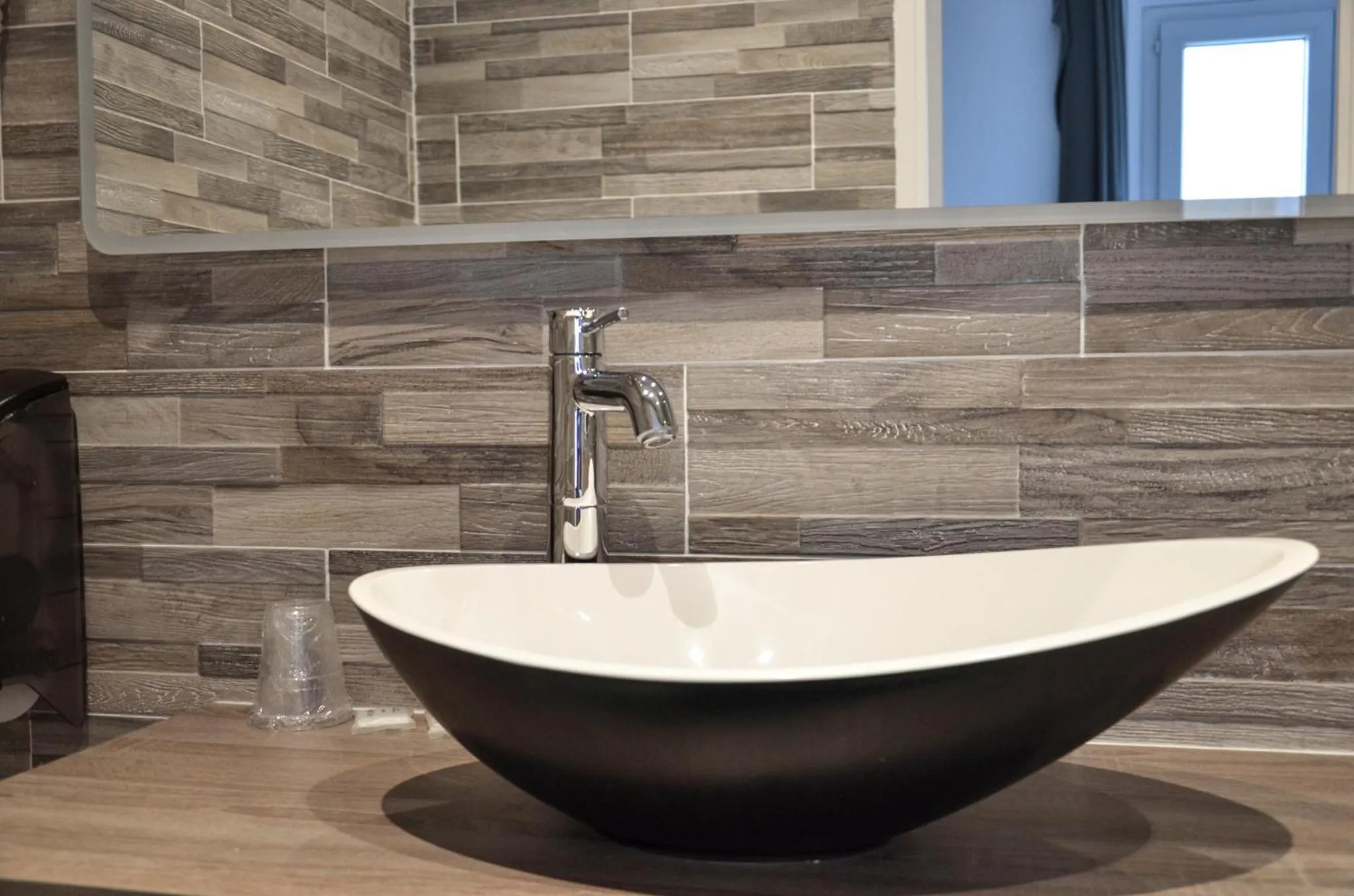 Bathroom in Hôtel De La Perdrix Rouge
