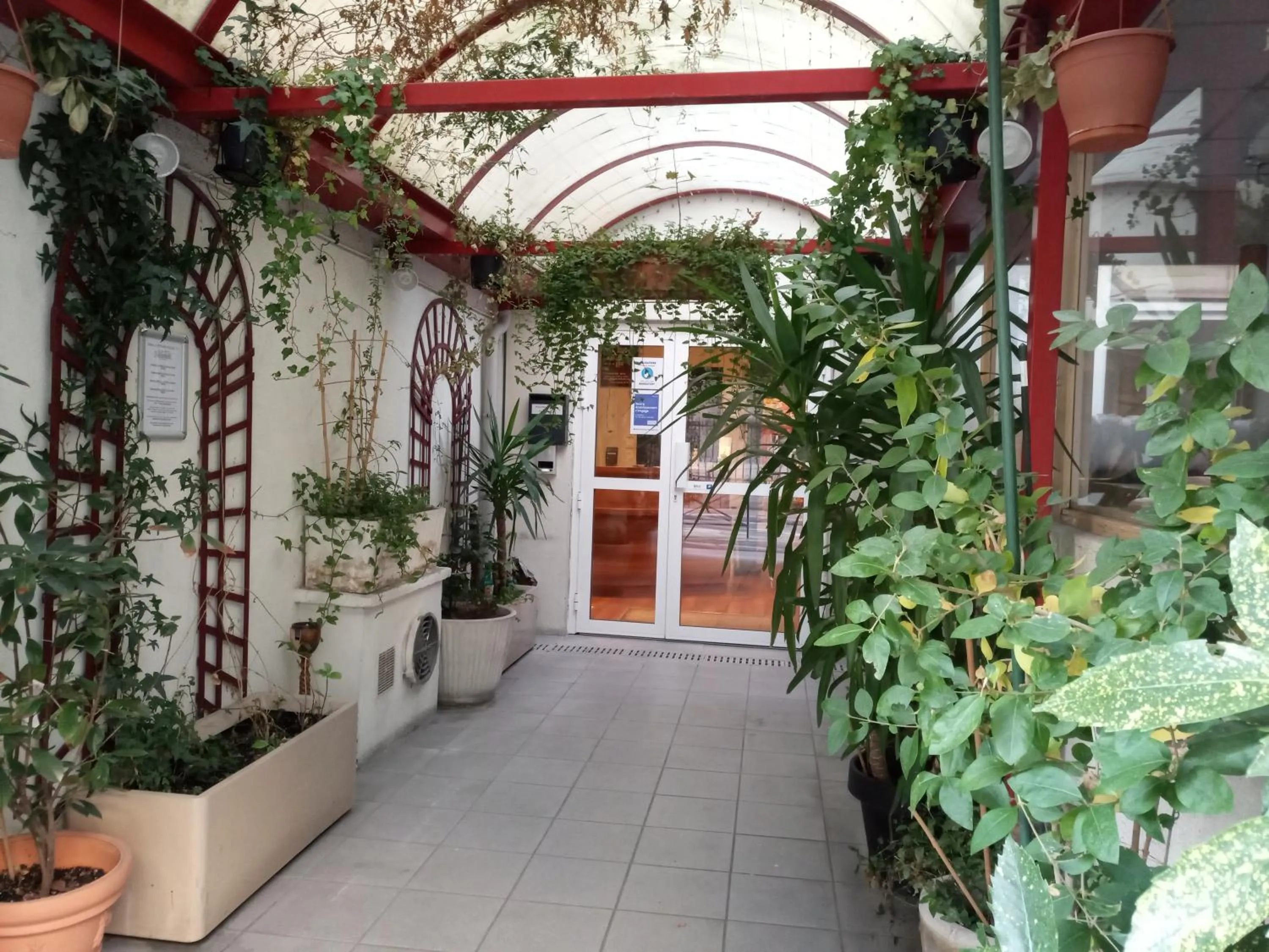 Facade/entrance in Hôtel De La Perdrix Rouge