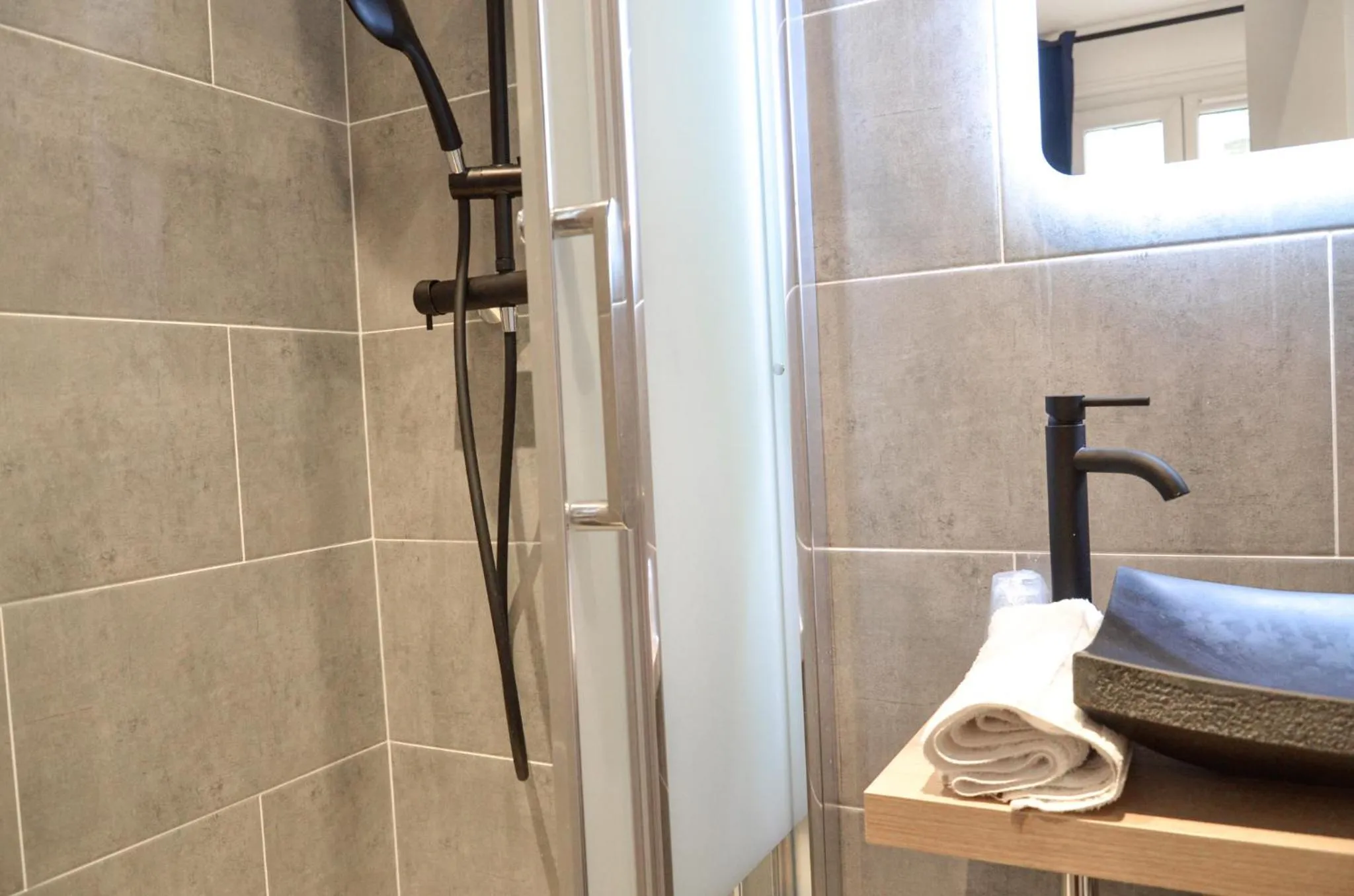 Bathroom in Hôtel De La Perdrix Rouge