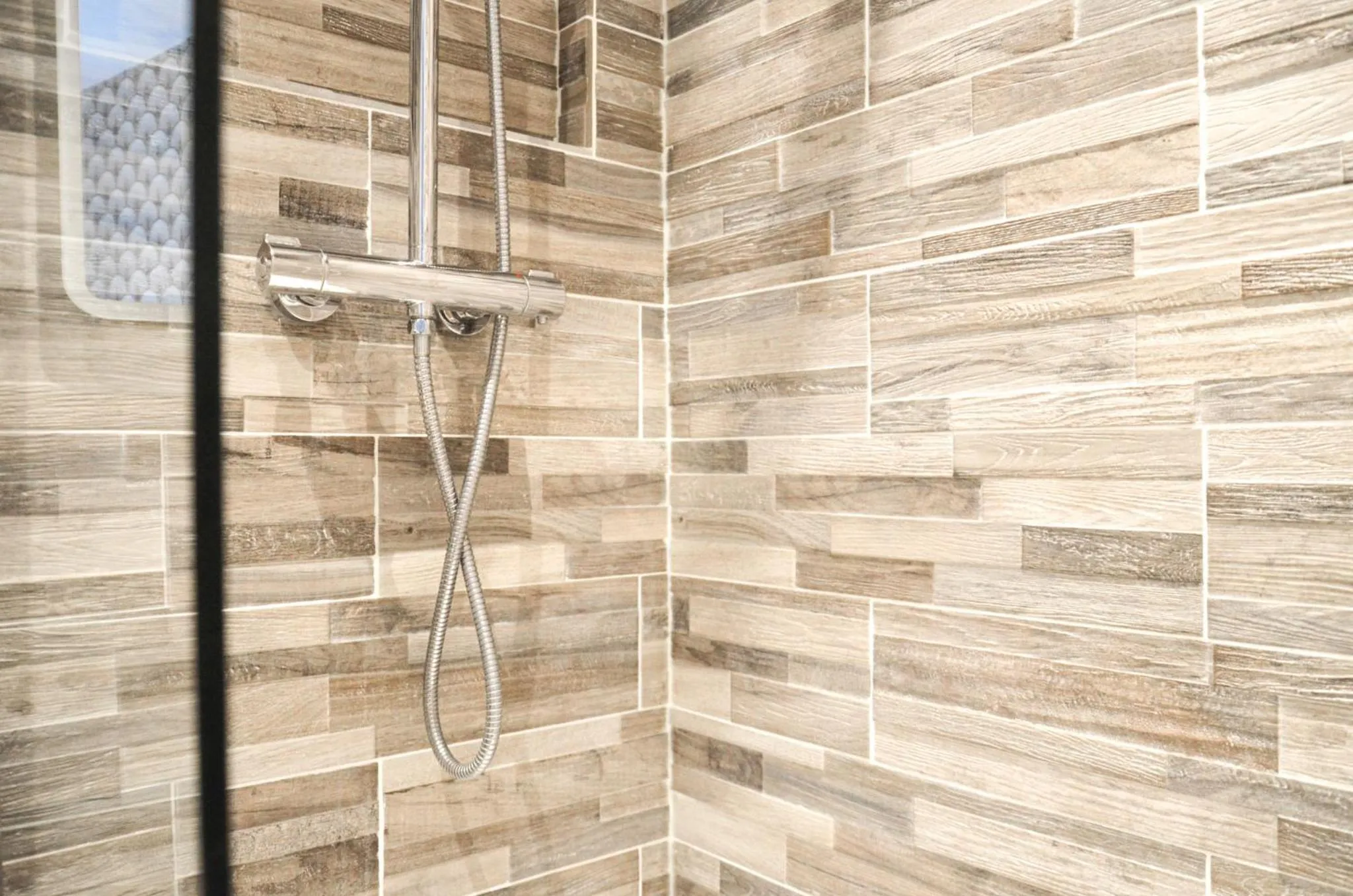 Bathroom in Hôtel De La Perdrix Rouge