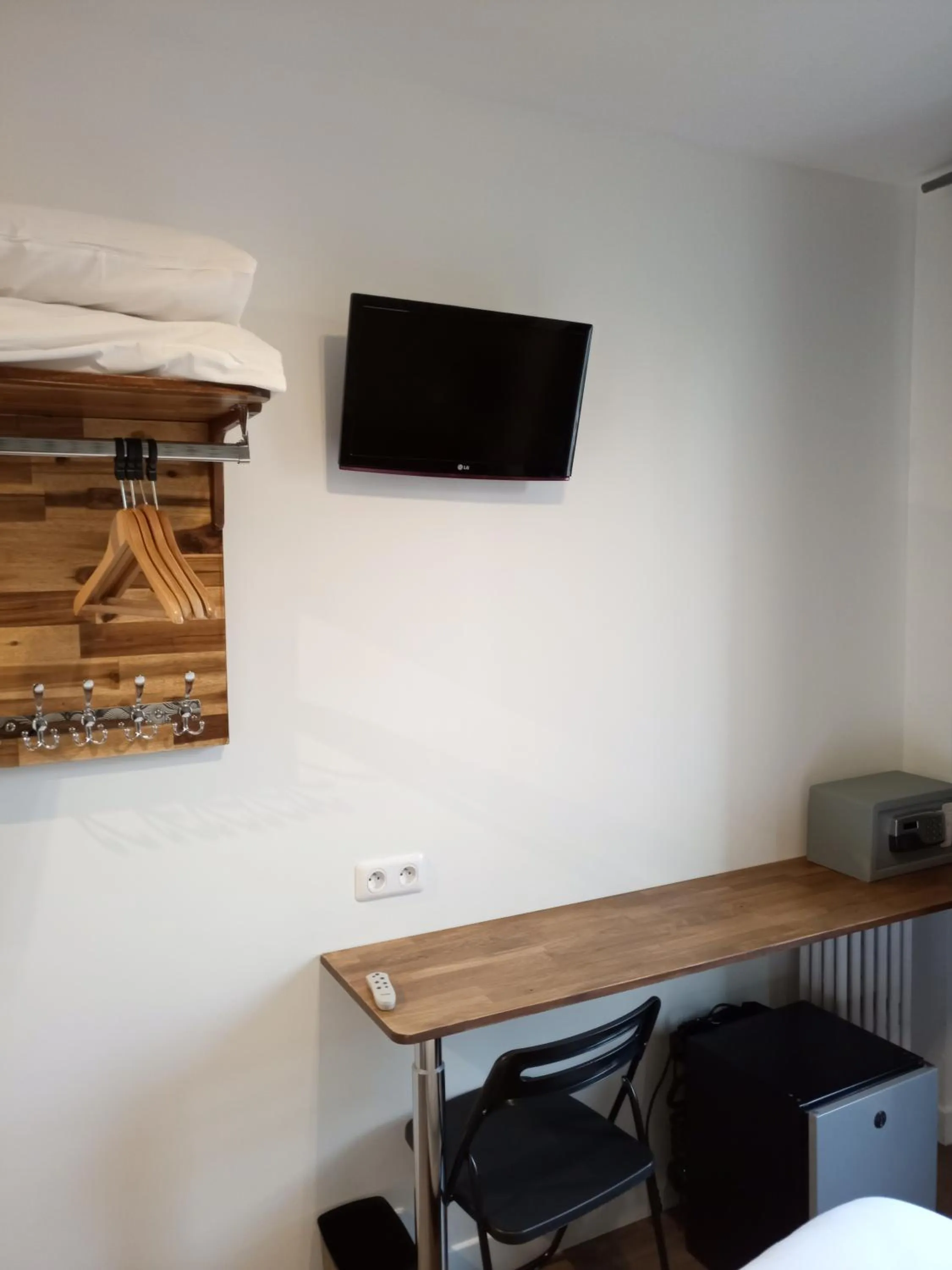 TV and multimedia in Hôtel De La Perdrix Rouge