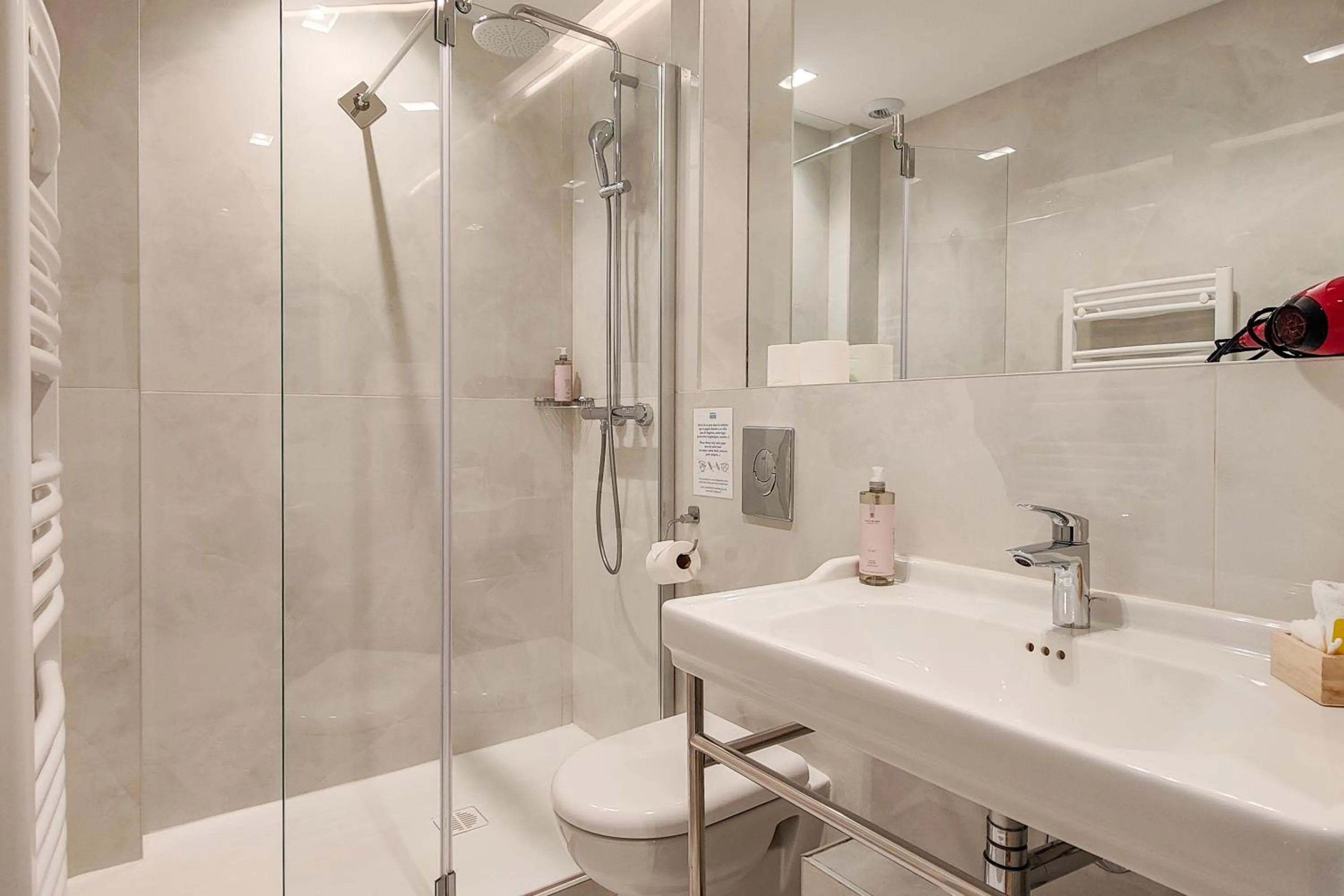 Bathroom in Hotel Aparthotel AMMI Nice Lafayette