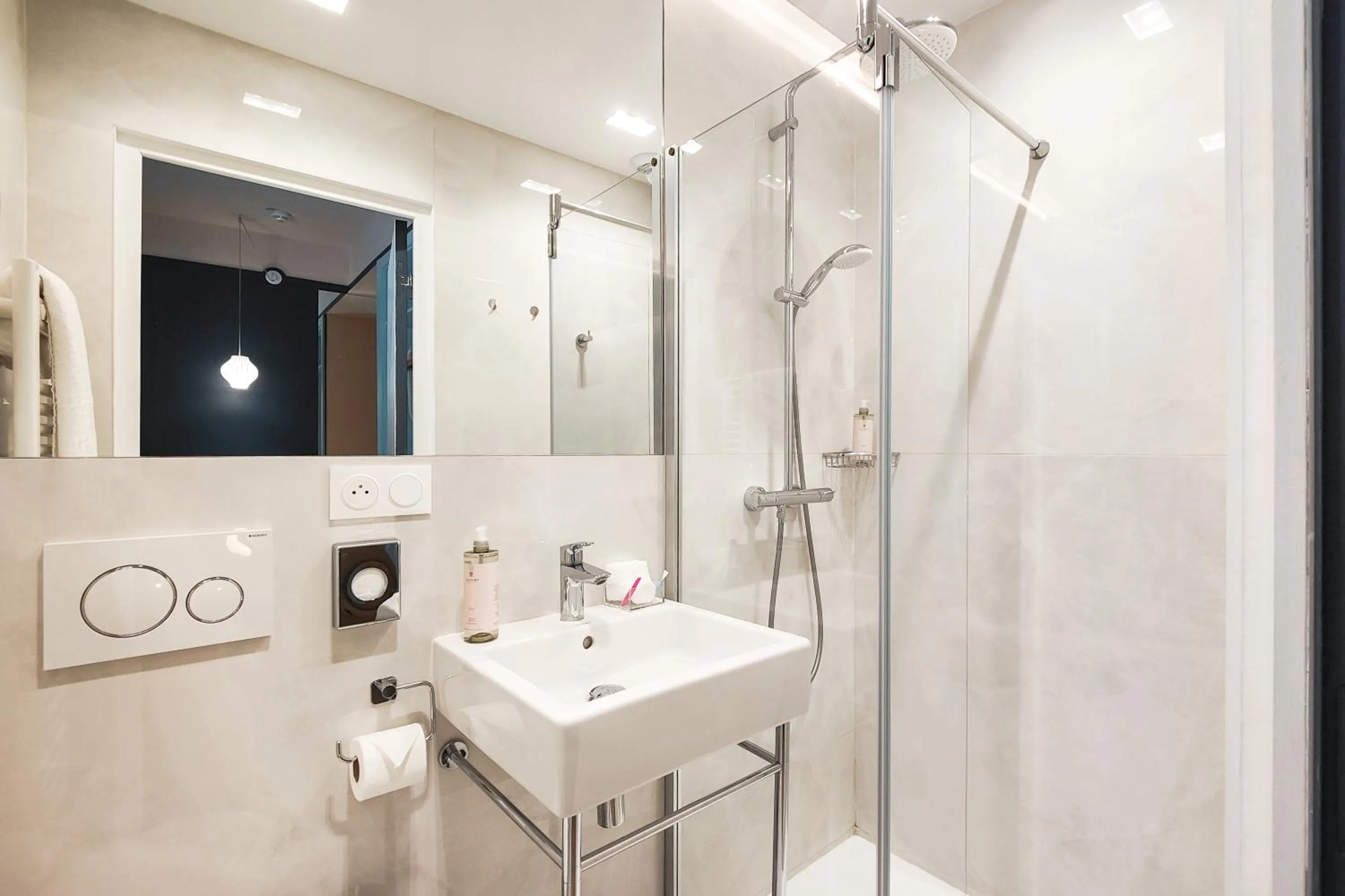 Bathroom in Hotel Aparthotel AMMI Nice Lafayette