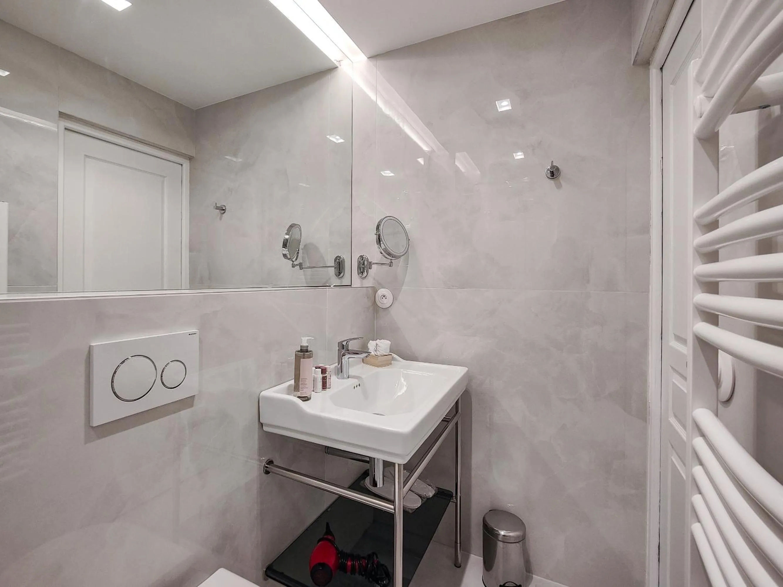 Bathroom in Hotel Aparthotel AMMI Nice Lafayette