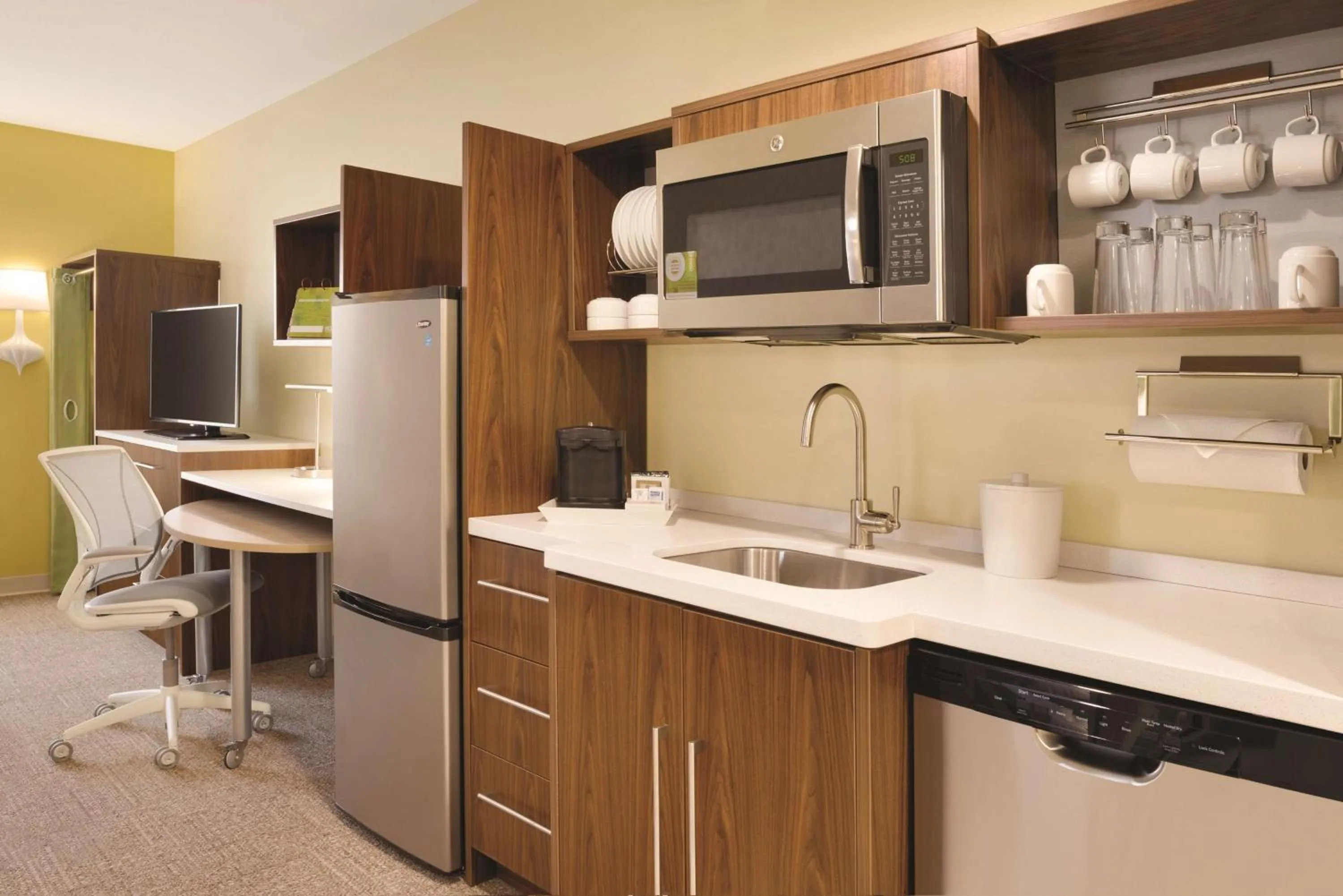 Kitchen or kitchenette in Home2 Suites By Hilton Columbus Dublin
