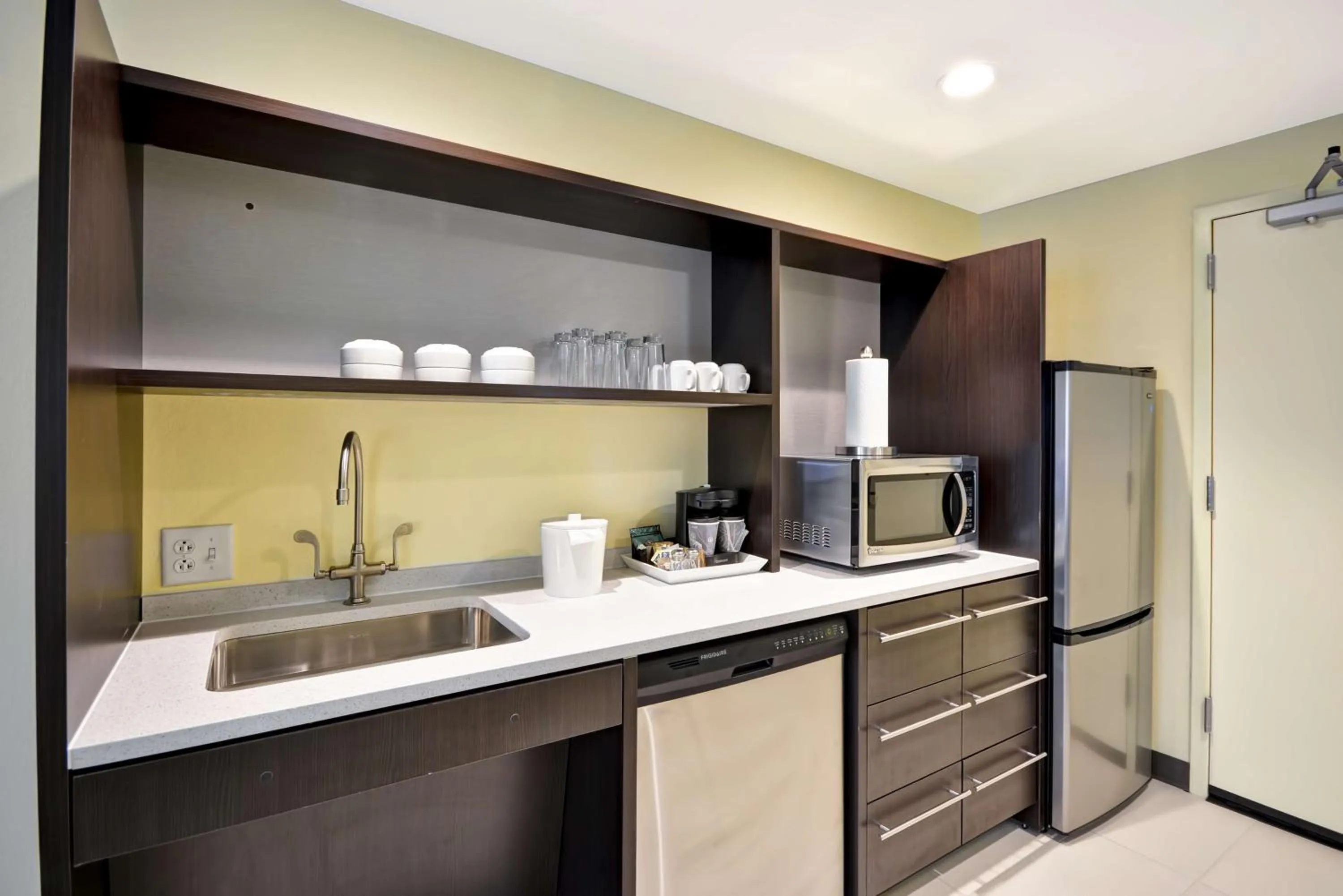 Kitchen or kitchenette in Home2 Suites By Hilton Maumee Toledo