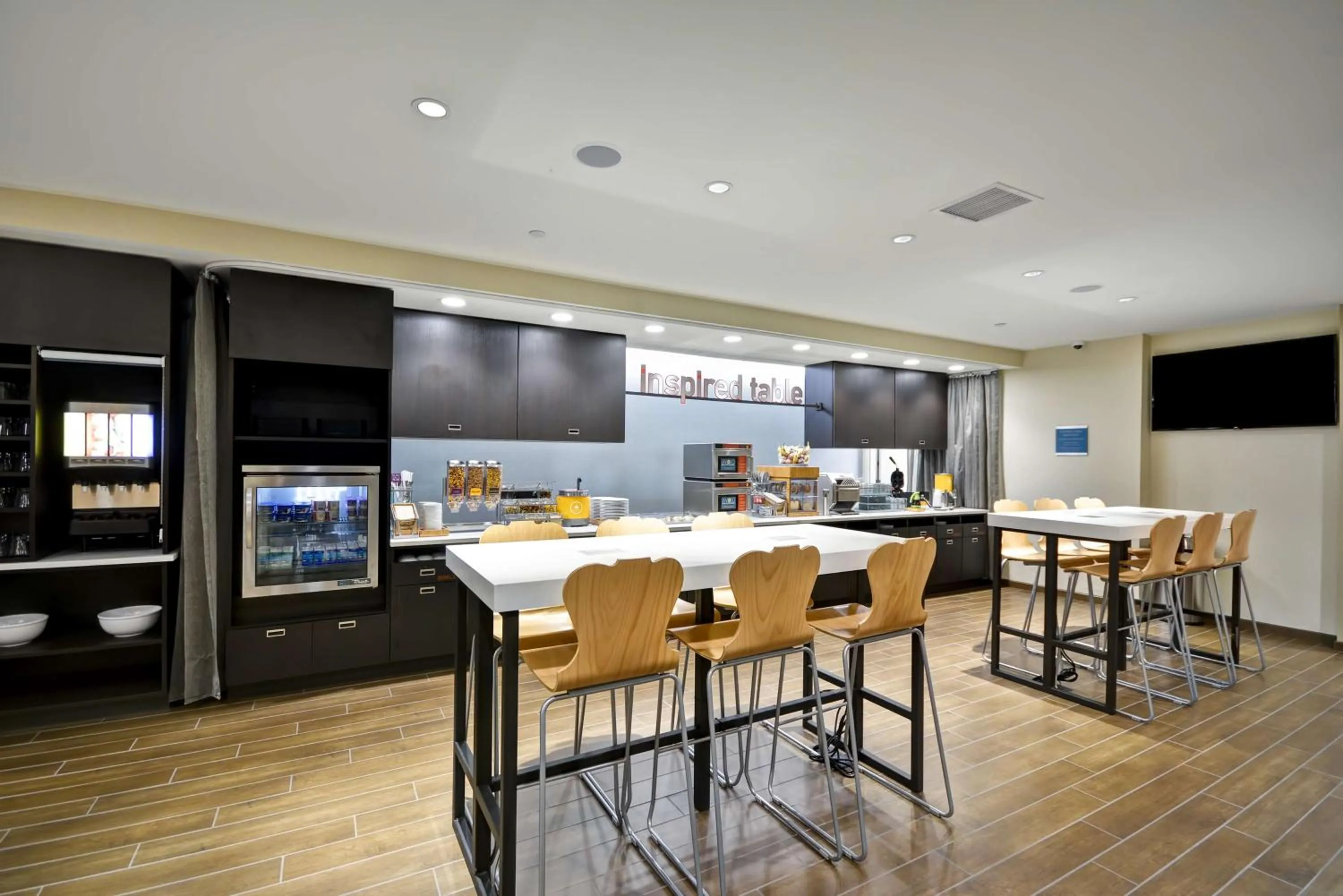 Dining area in Home2 Suites By Hilton Maumee Toledo