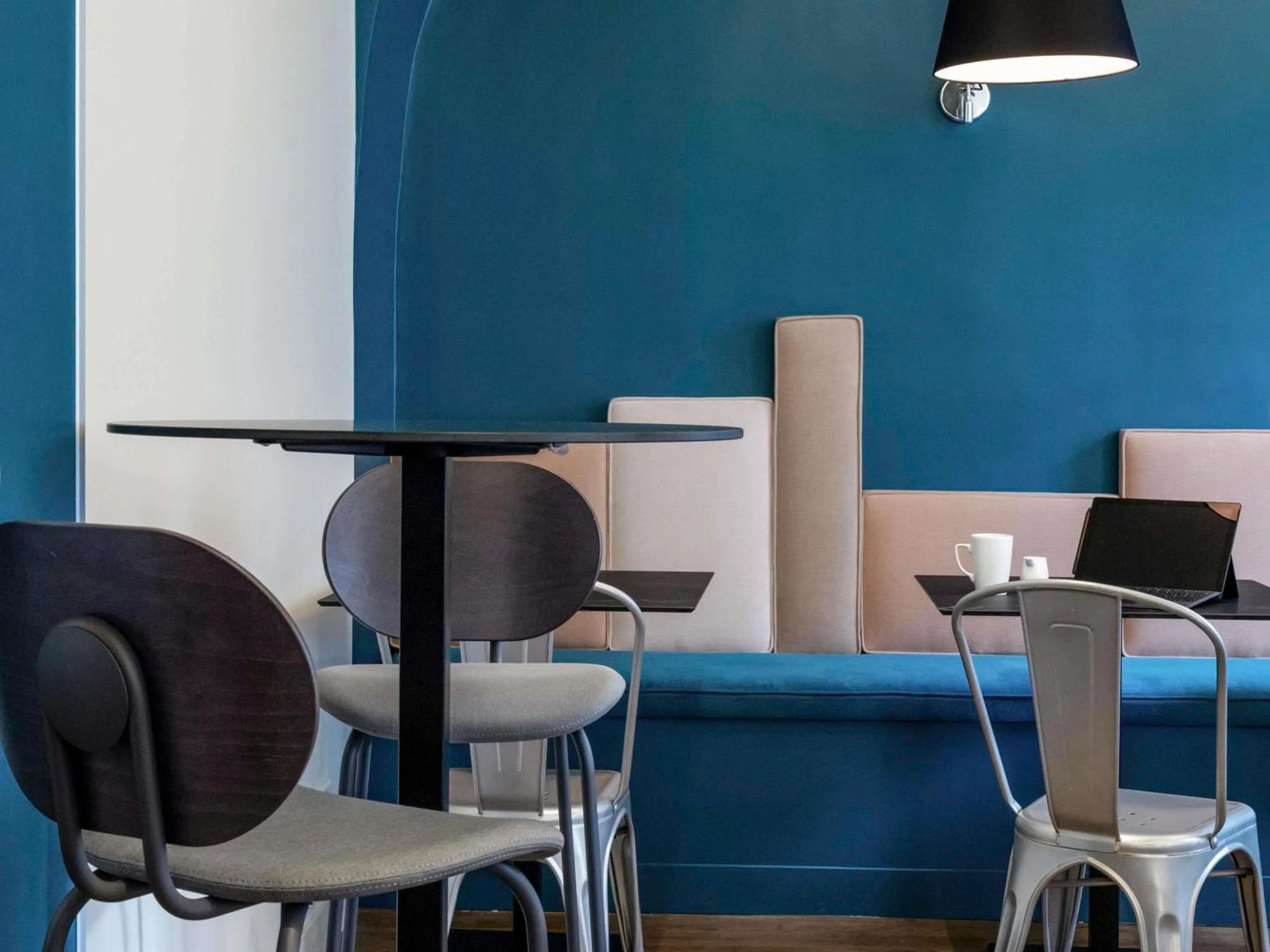 Lounge or bar in ibis Styles Asnieres Centre